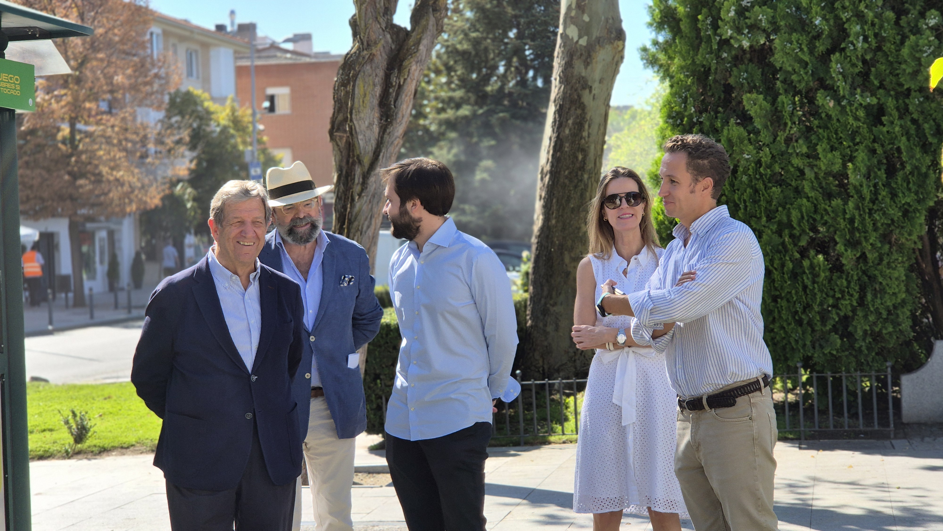 El alcalde, acompañado de concejales de la Corporación, visita la nueva zona ajardinada de la Calle Real.