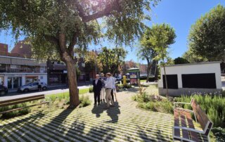 El alcalde, acompañado de concejales de la Corporación, visita la nueva zona ajardinada de la Calle Real.