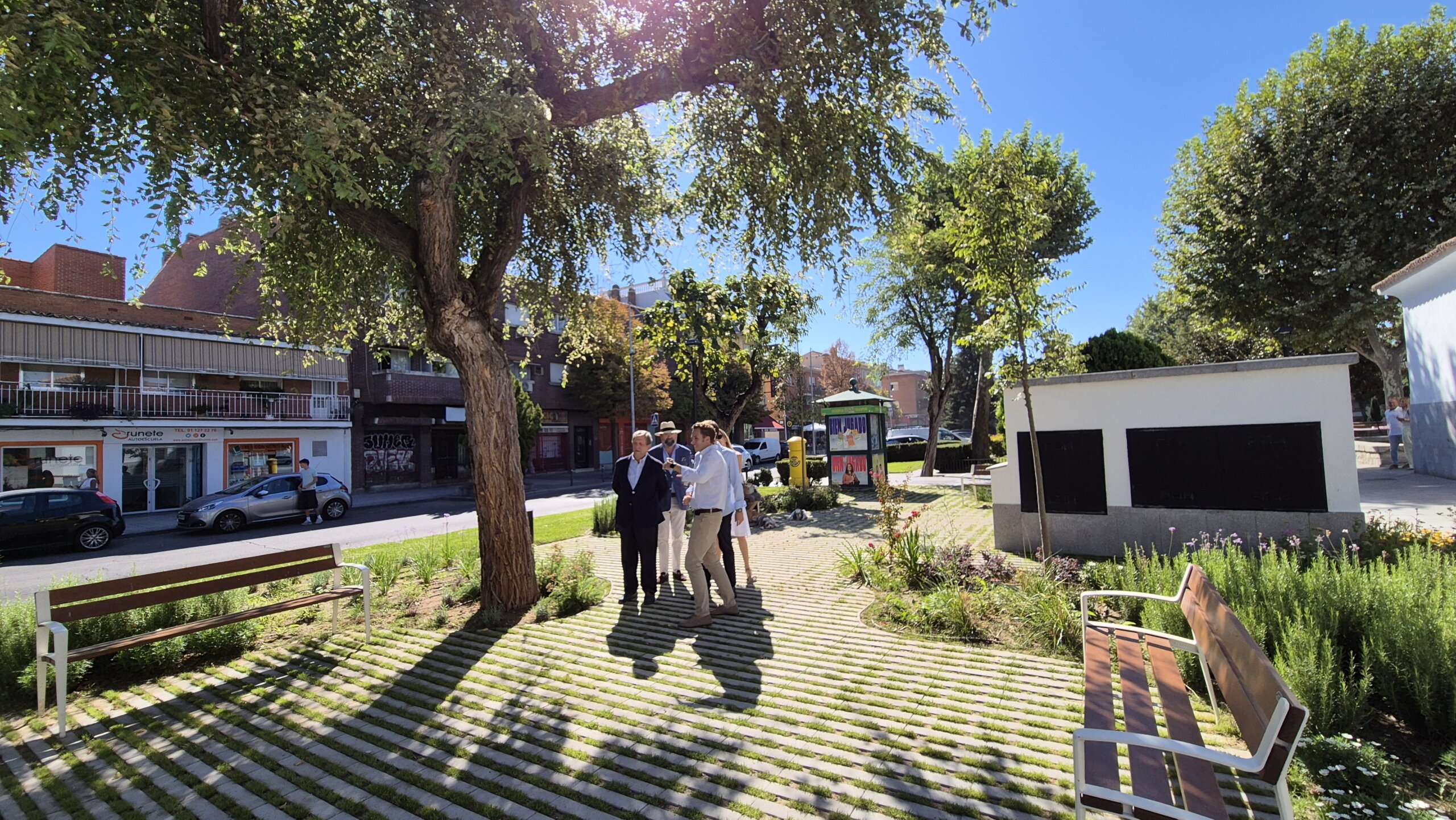 El alcalde, acompañado de concejales de la Corporación, visita la nueva zona ajardinada de la Calle Real.