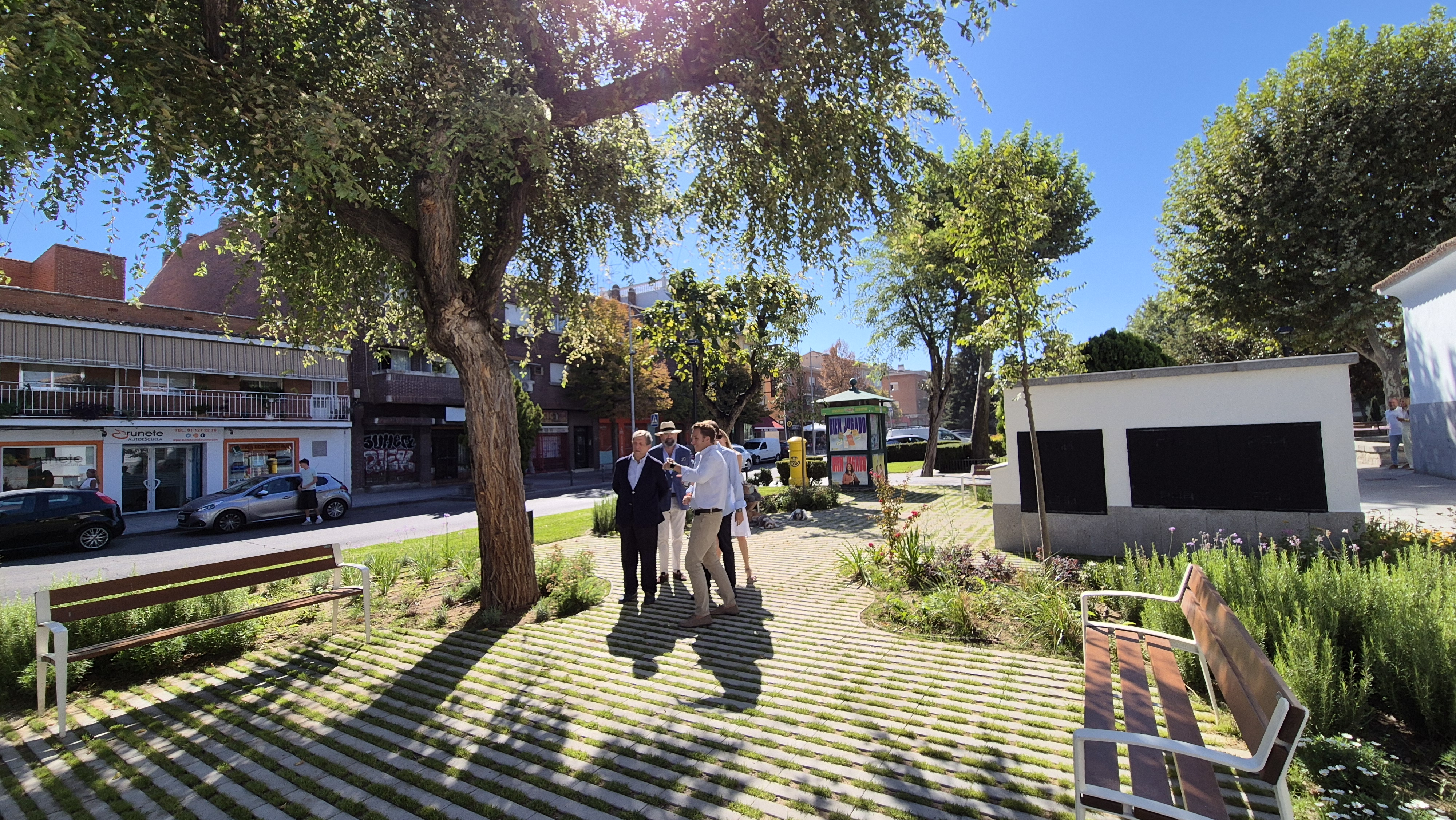 El alcalde, acompañado de concejales de la Corporación, visita la nueva zona ajardinada de la Calle Real.