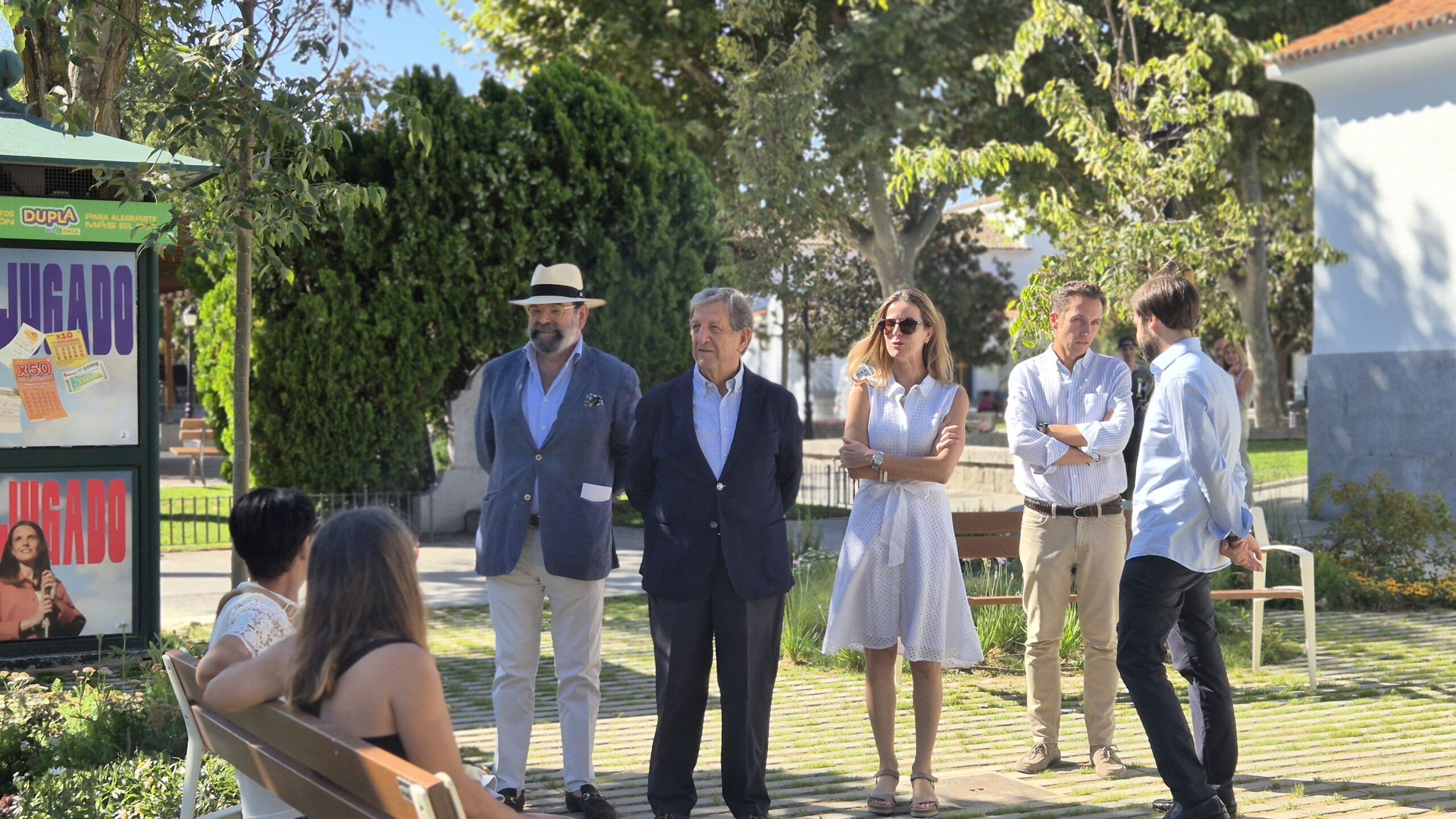 El alcalde, acompañado de concejales de la Corporación, visita la nueva zona ajardinada de la Calle Real.
