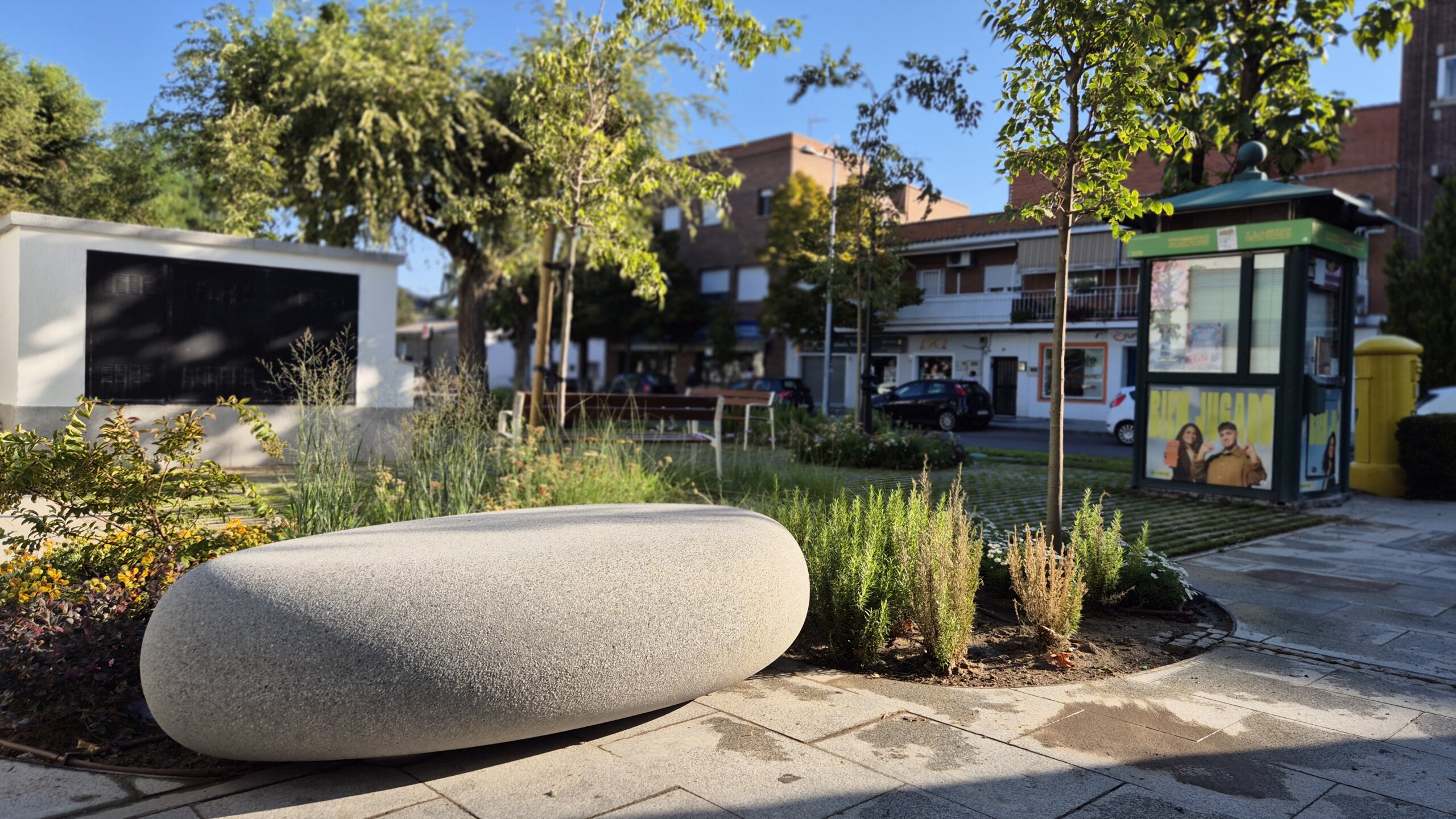 Nueva zona estancial ajardinada de la calle Real.