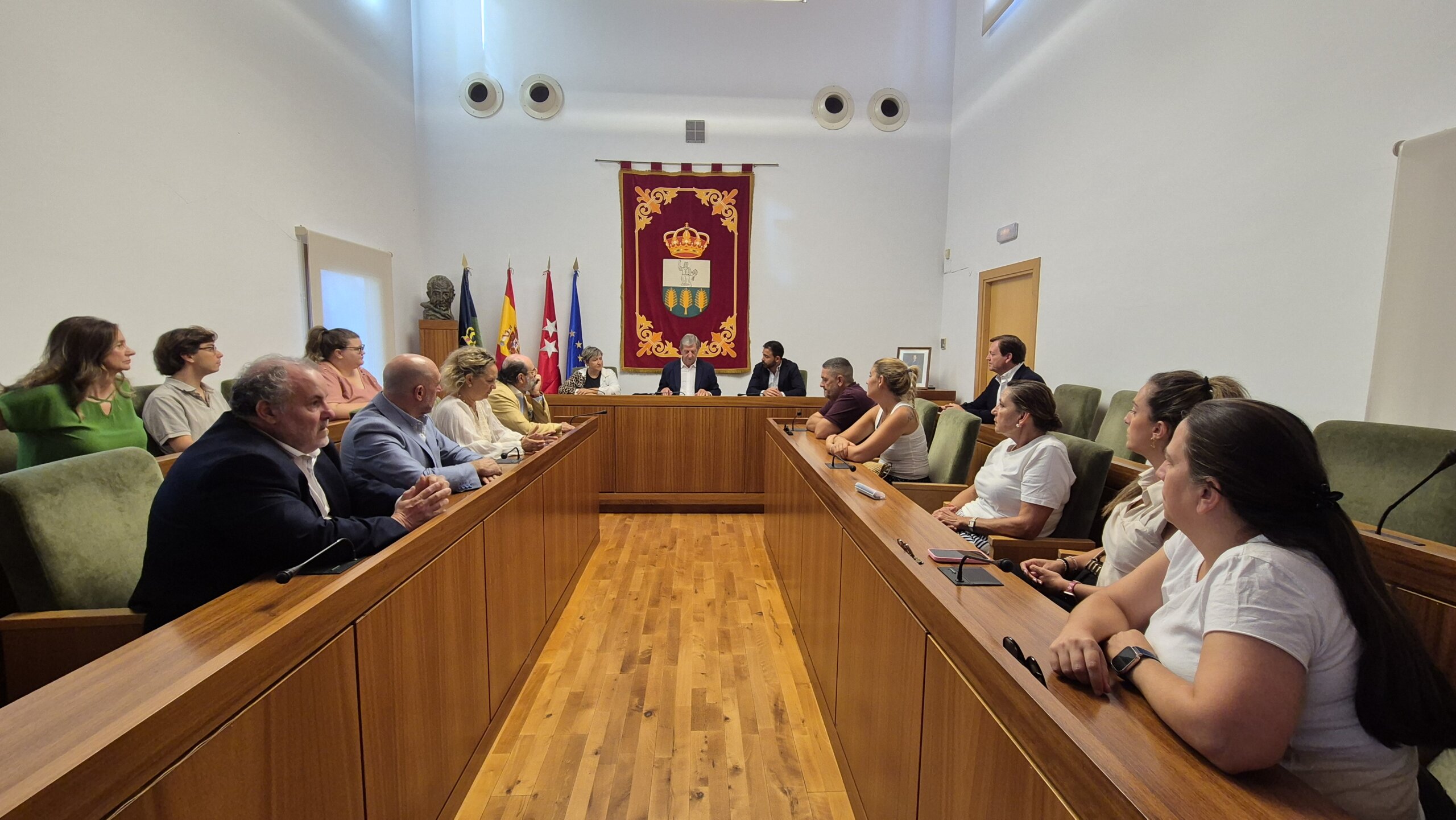 Acto de entrega de la recaudación del aperitivo solidario de las peñas a la asociación STOP-FA Ataxia de Friedreich en España.