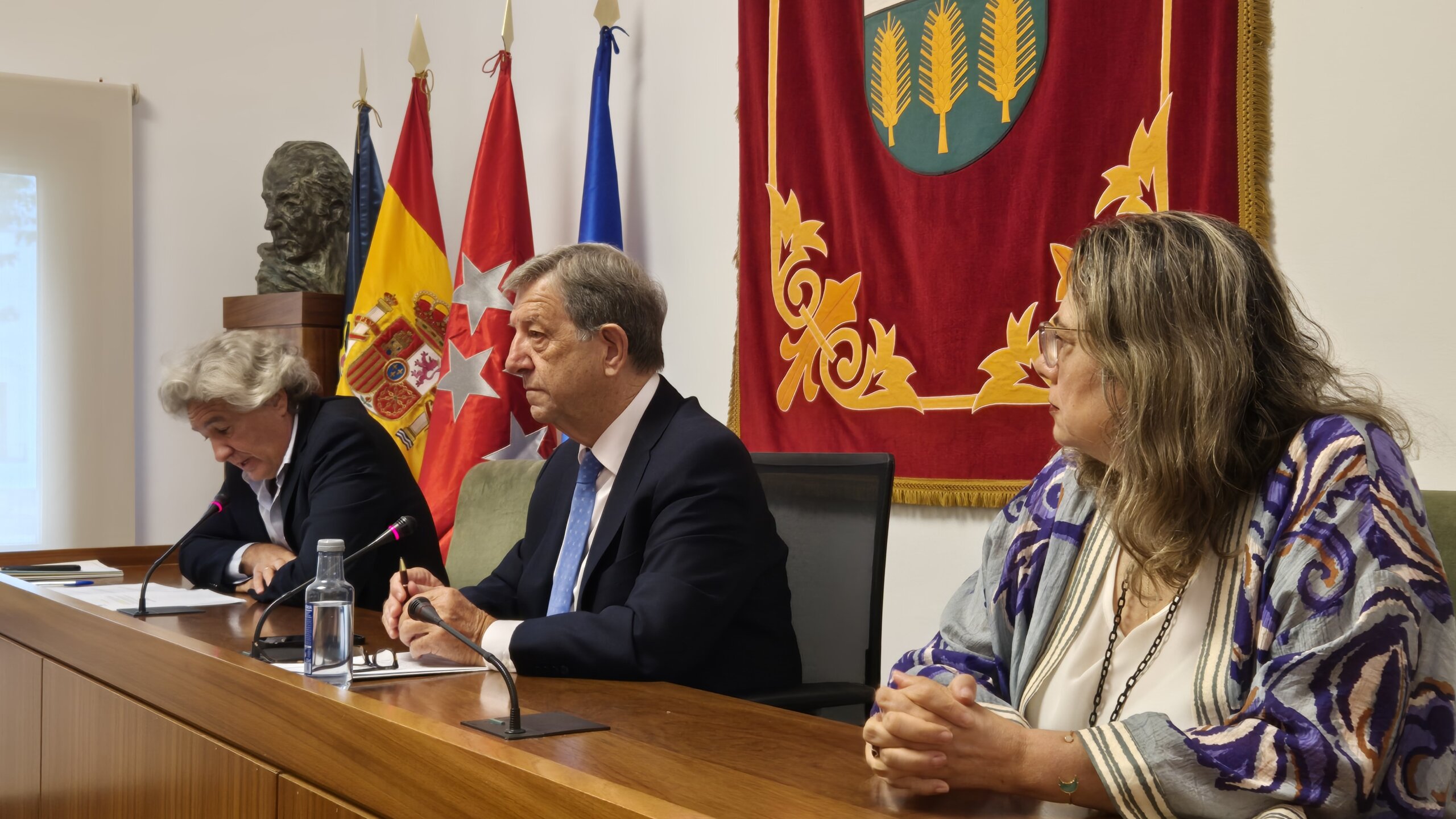 El alcalde, acompañado por el secretario y la interventora, en el Salón de Plenos.