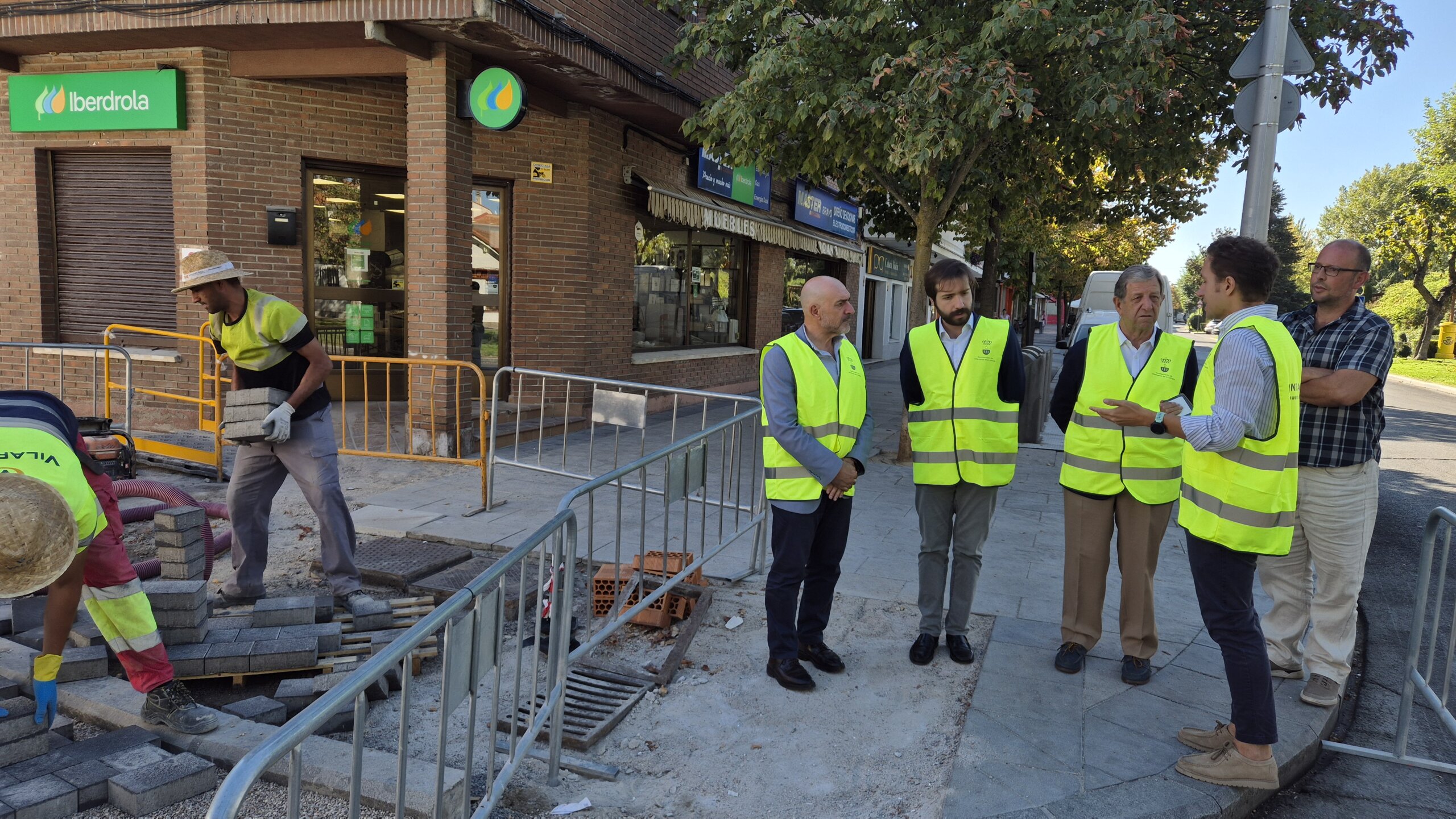 El alcalde, concejales de la Corporación Municipal y personal técnico en la visita a las obras de la calle Peligros.