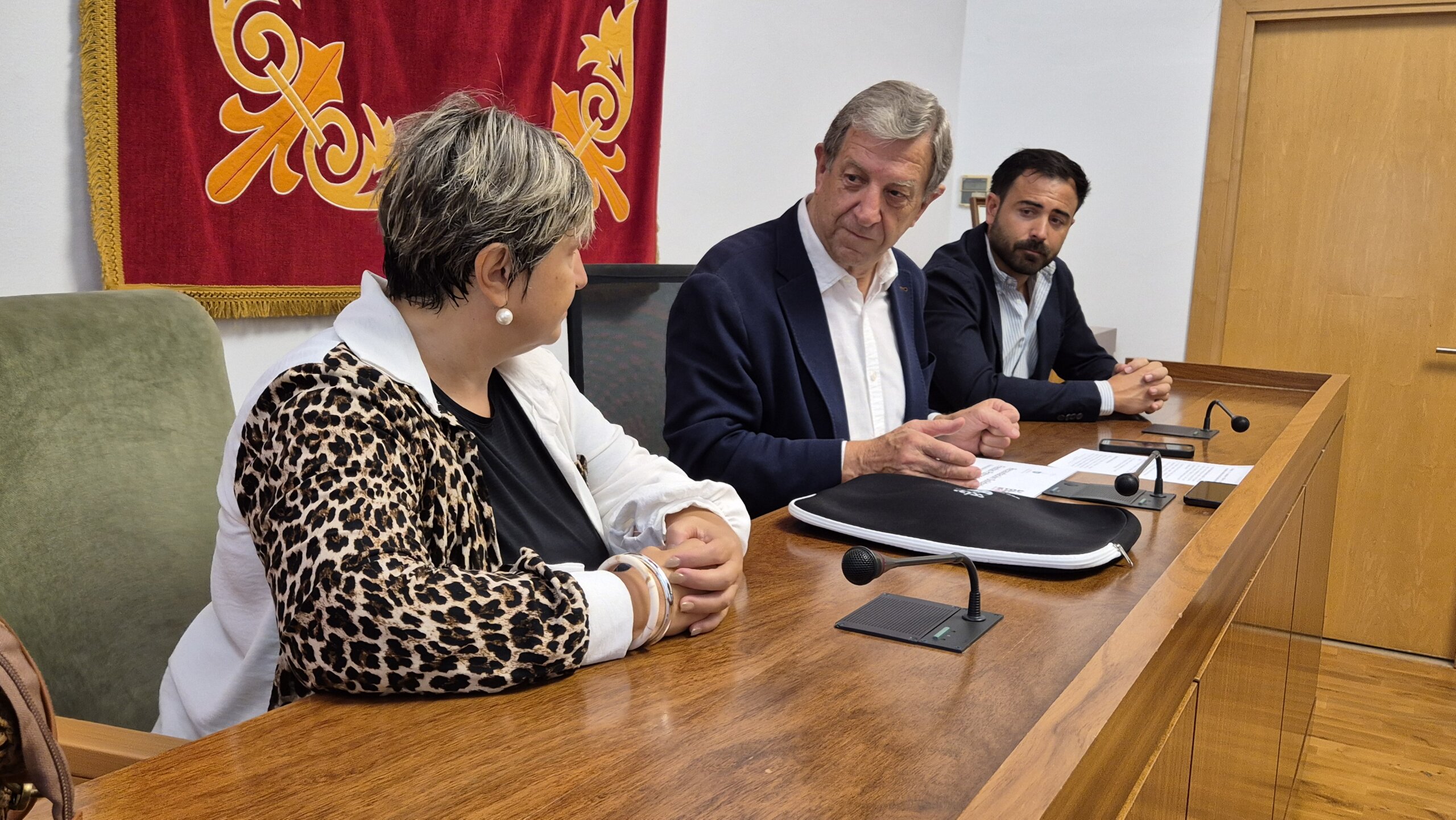 La representante de la asociación STOP-FA Ataxia de Friedreich en España, el alcalde y el concejal de Deportes.