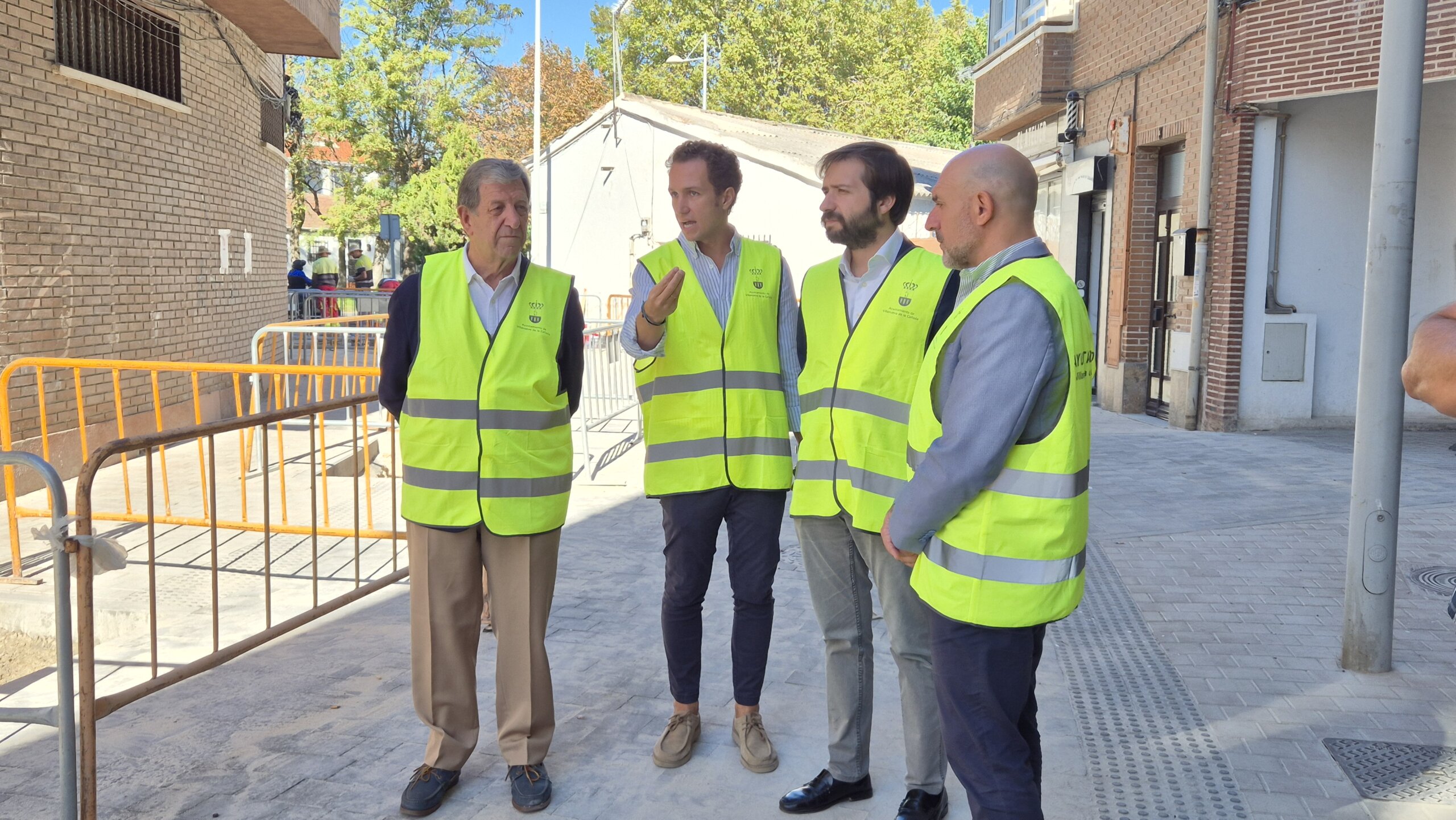 El alcalde, concejales de la Corporación Municipal y personal técnico en la visita a las obras de la calle Peligros.
