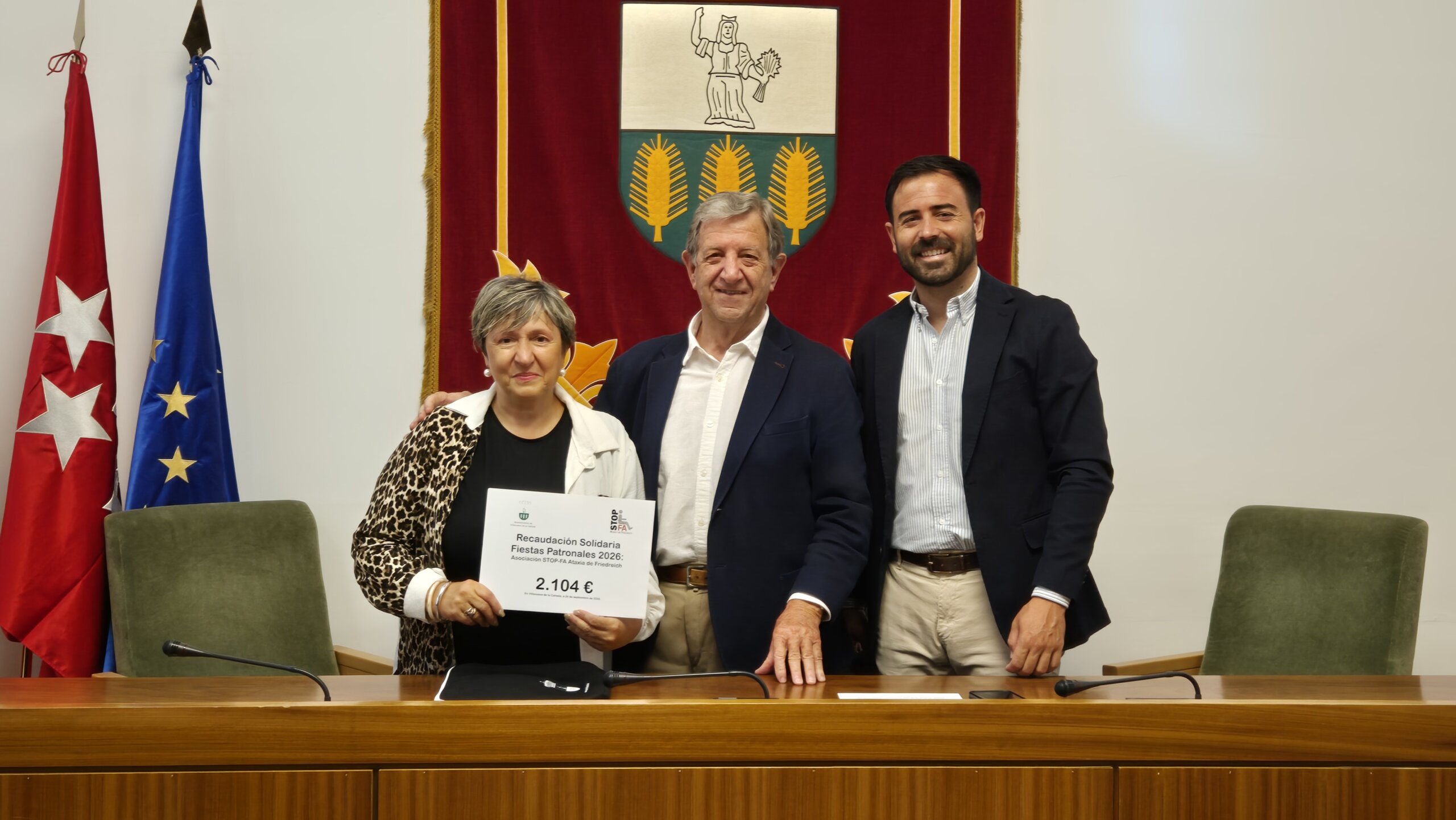 La representante de la asociación STOP-FA Ataxia de Friedreich en España, el alcalde y el concejal de Deportes.