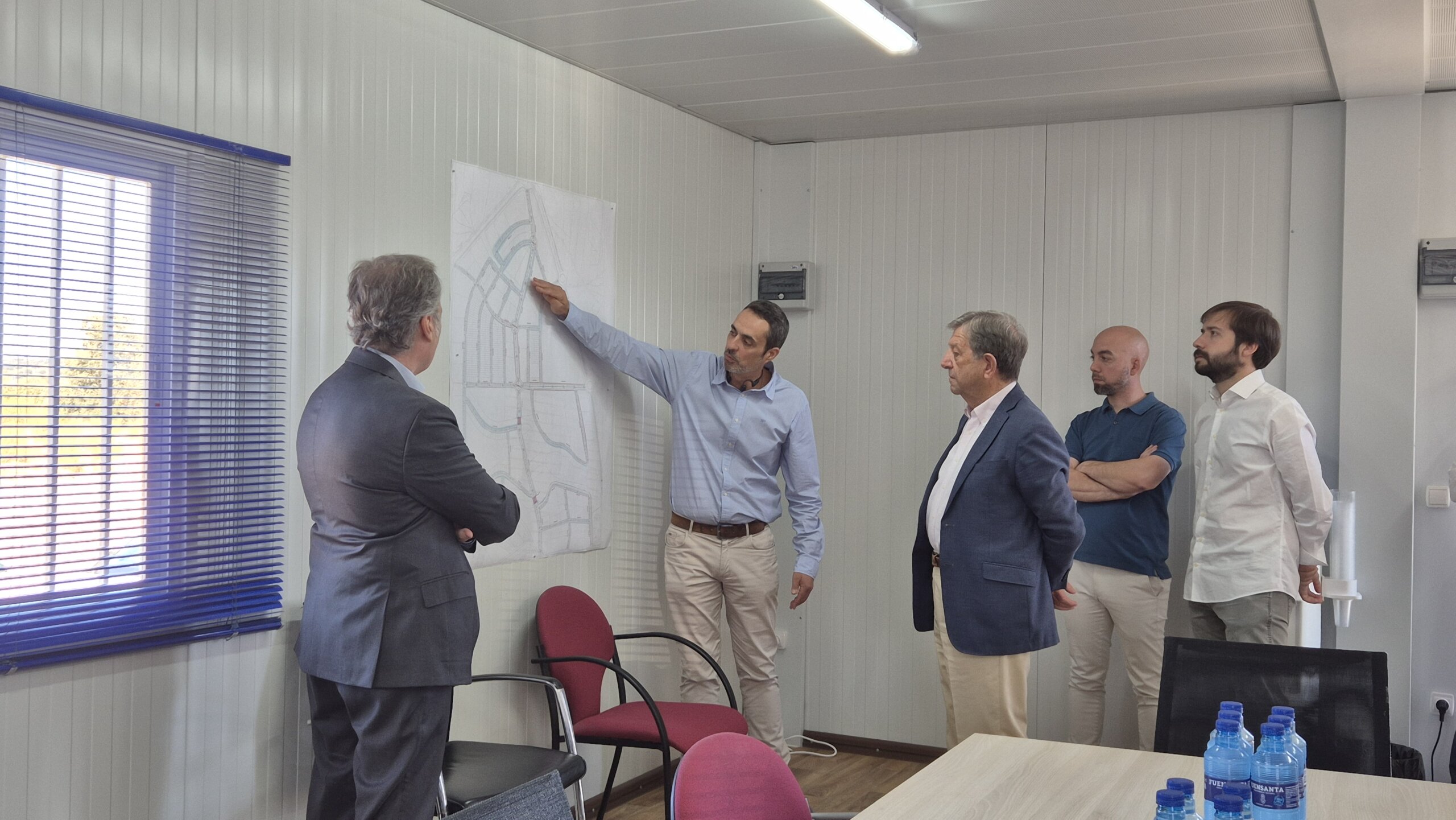El alcalde y el concejal de Urbanismo, Obras y Urbanizaciones, junto a responsables de las obras del Sector 1.