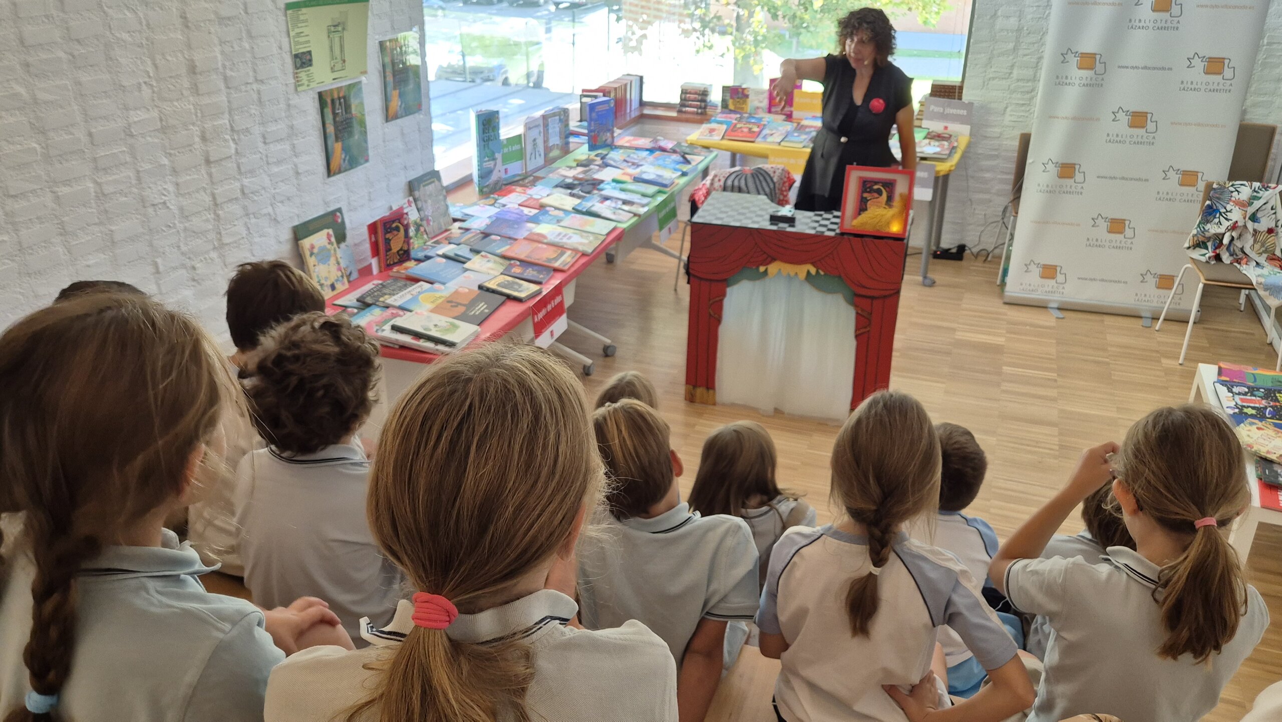 Alumnos Primaria del Colegio Zola escuchando a La narradora, Eugenia Manzaneda, en la 41.ª Muestra del Libro Infantil y Juvenil.