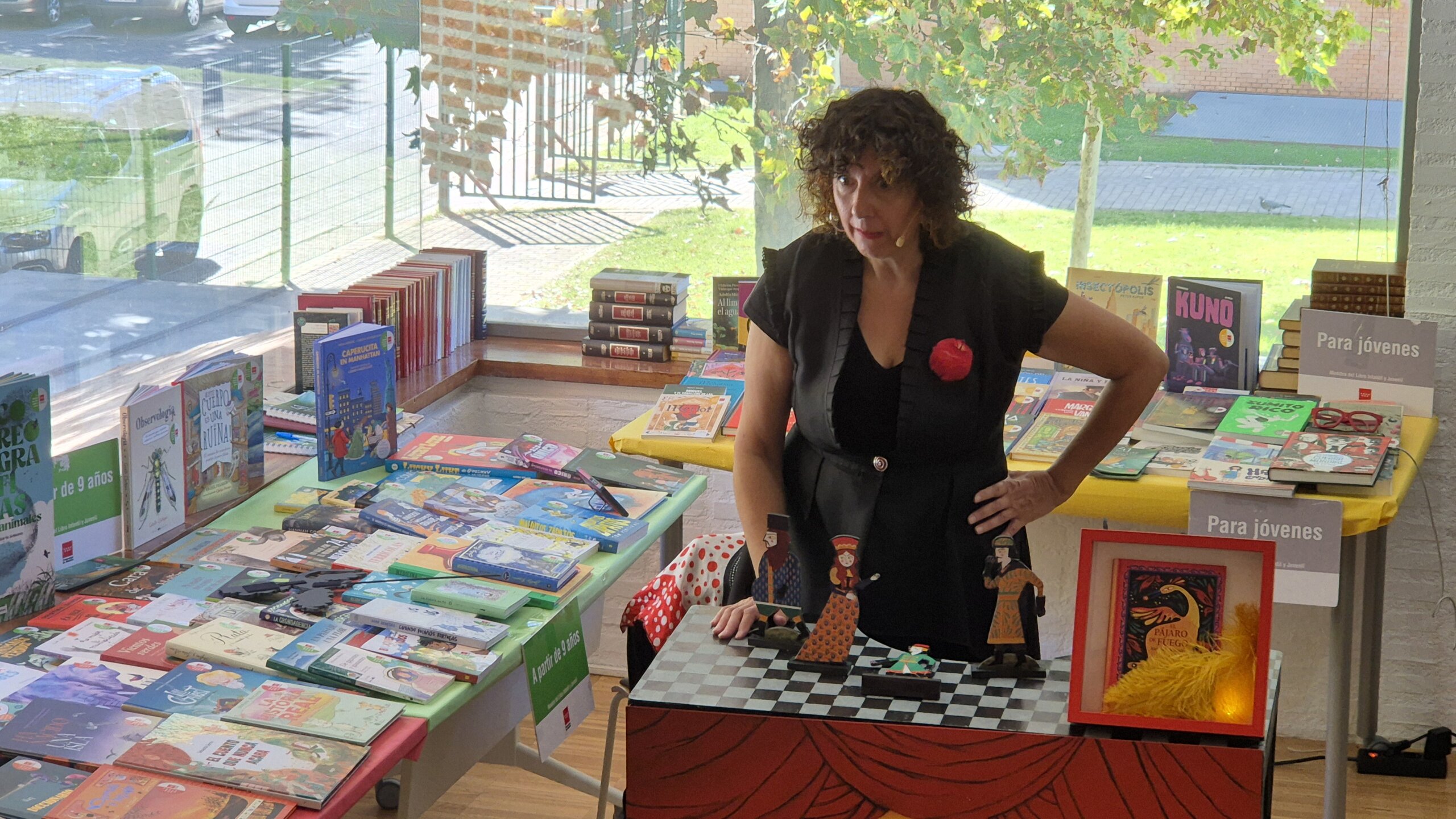 La narradora, Eugenia Manzaneda, en la 41.ª Muestra del Libro Infantil y Juvenil.