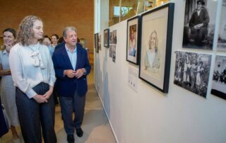 El alcalde, junto a la presidenta de la Asoc. Histórica Aulencia, Charlotte Kennedy, visitando la exposición.