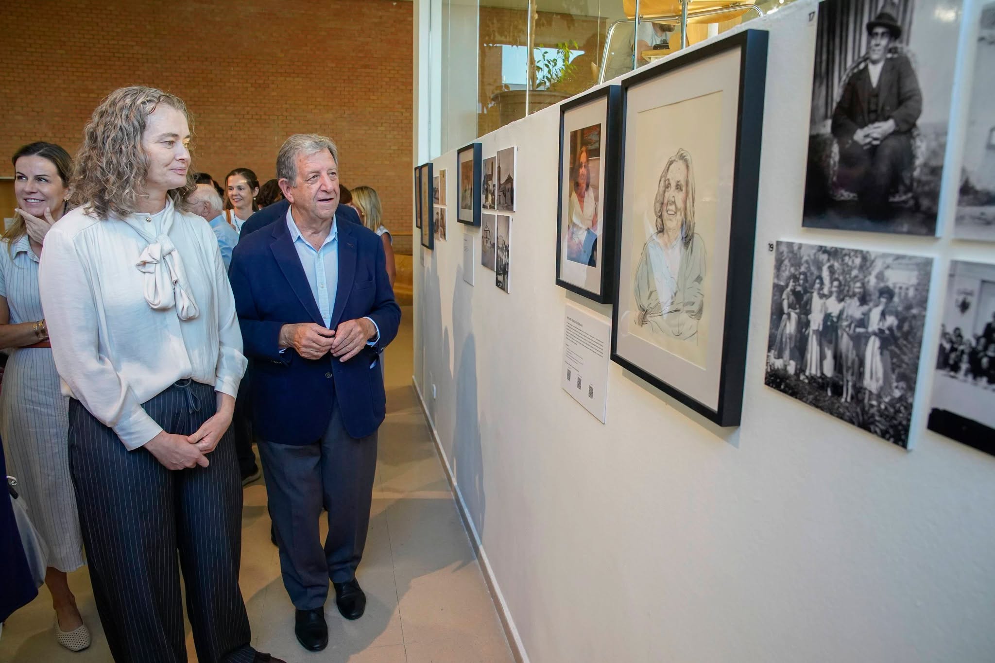 El alcalde, junto a la presidenta de la Asoc. Histórica Aulencia, Charlotte Kennedy, visitando la exposición.