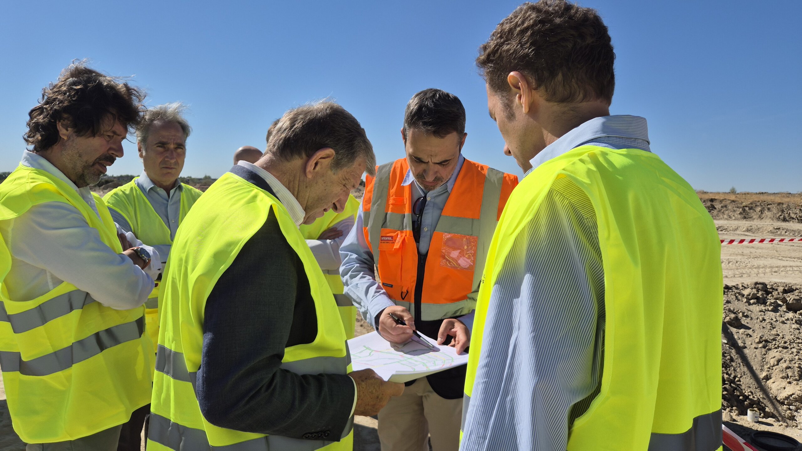 El alcalde y el técnico de Urbanismo mirando uno de los planos en la obra.