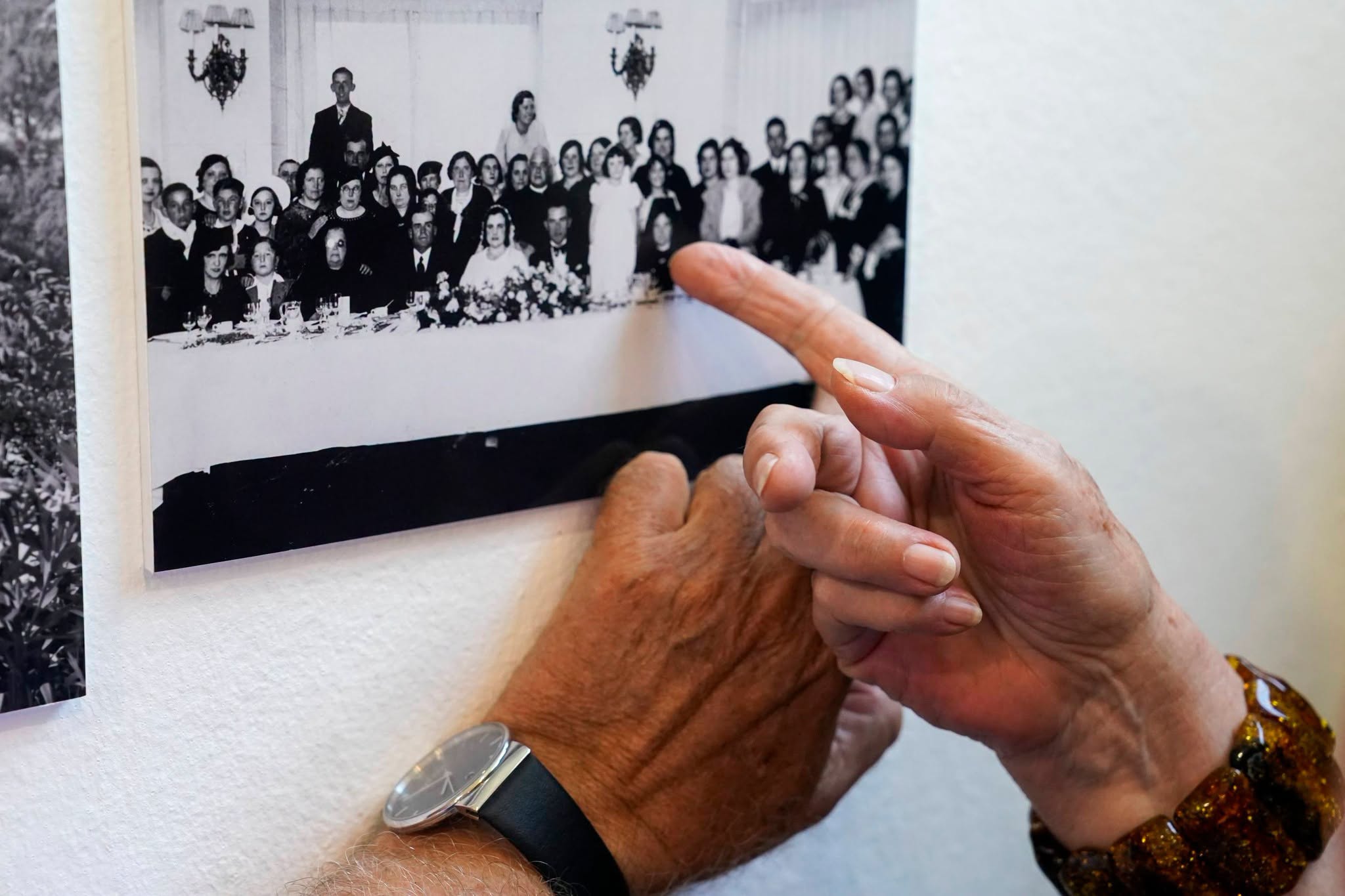 Detalle de fotografía de una boda expuesta en la muestra "Villanueva, historia viva”.