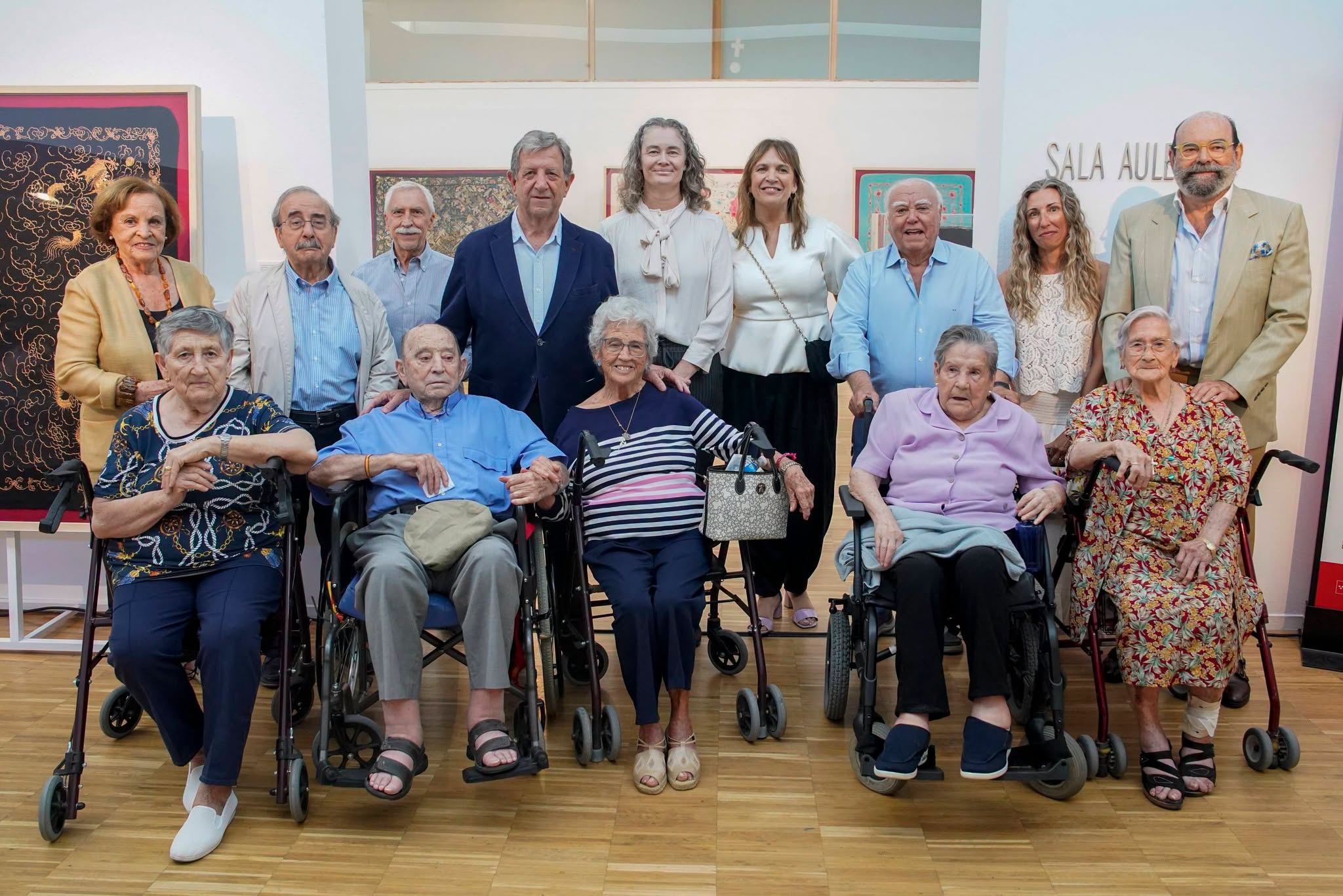 Autoridades locales, junto a la presidenta de la Asoc. Hca. Aulencia, Velo de Tinta y vecinos protagonistas de la exposición.