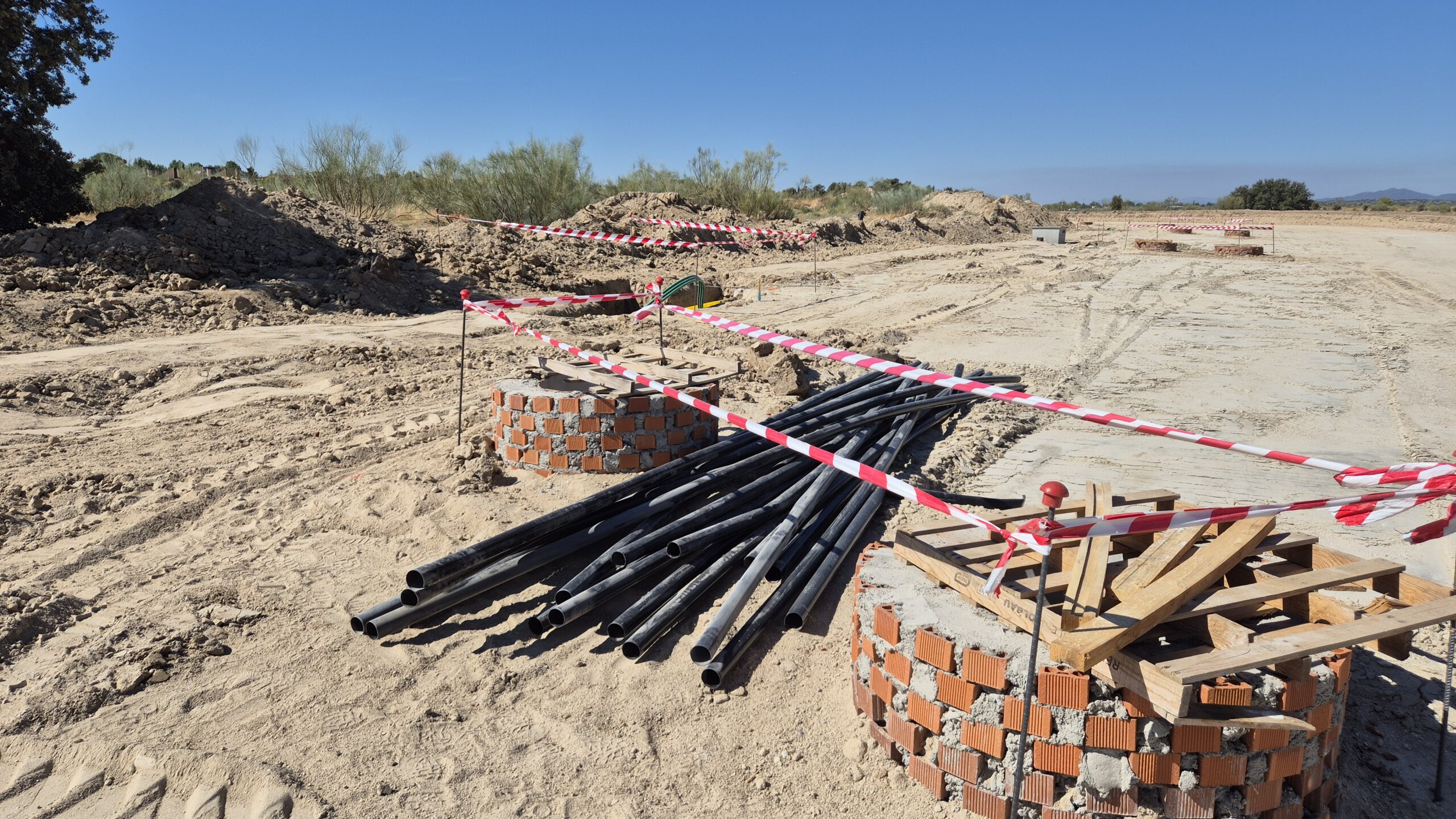 Tubos y obras de saneamiento en el Sector 1.