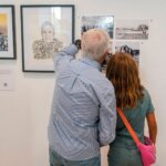 Público visitando la muestra "Villanueva, historia viva”, de la Asoc. Histórica Aulencia y Velo de Tinta.