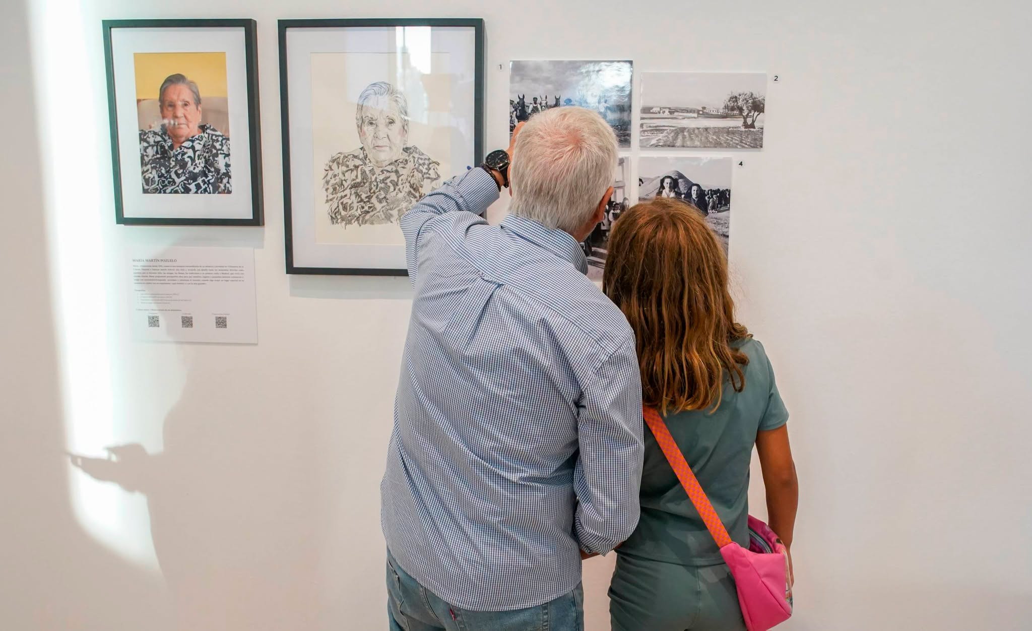 Público visitando la muestra "Villanueva, historia viva”, de la Asoc. Histórica Aulencia y Velo de Tinta.