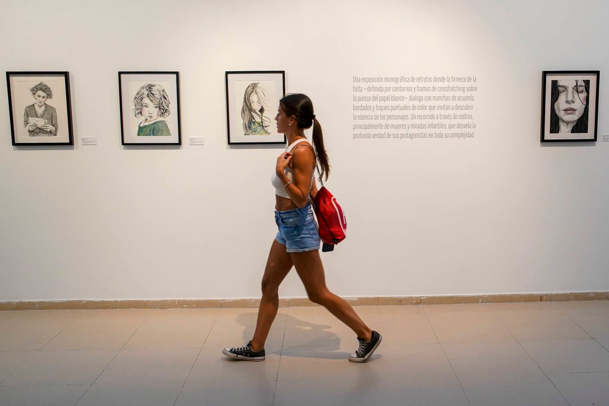 Público visitando la muestra "Retratos ilustrados" de Velo de Tinta.