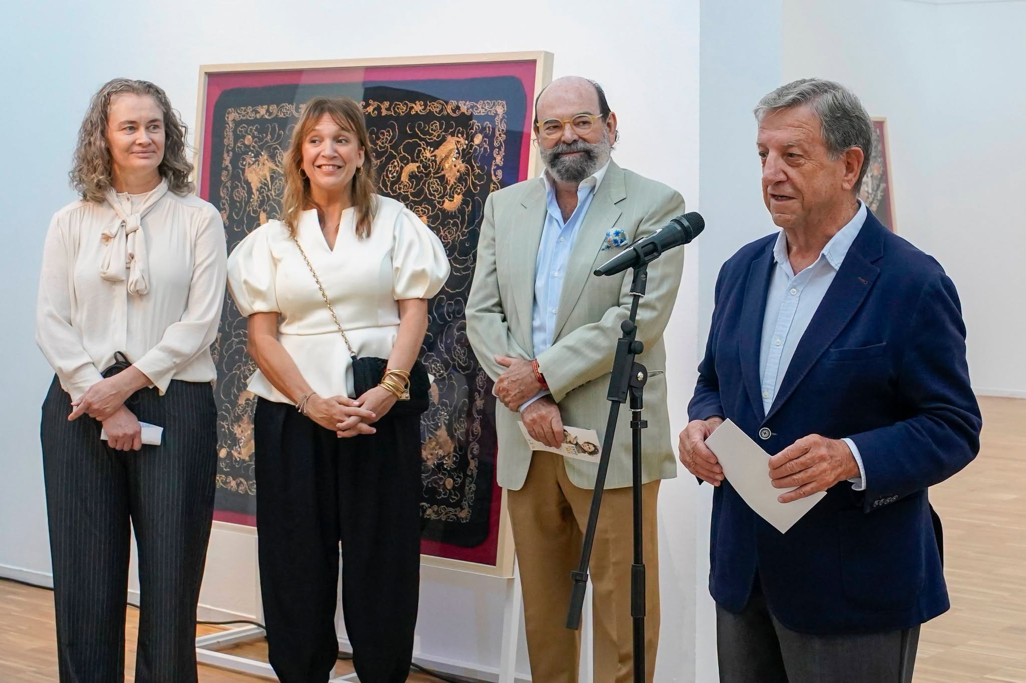 El alcalde, Luis Partida, junto al concejal de Cultura, la presidenta de la Asociación Histórica Aulencia y la artista Velo de Tinta.