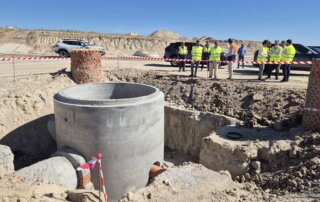 El alcalde, el concejal de Urbanismo y los responsables de las obras durante la visita al sector 1.