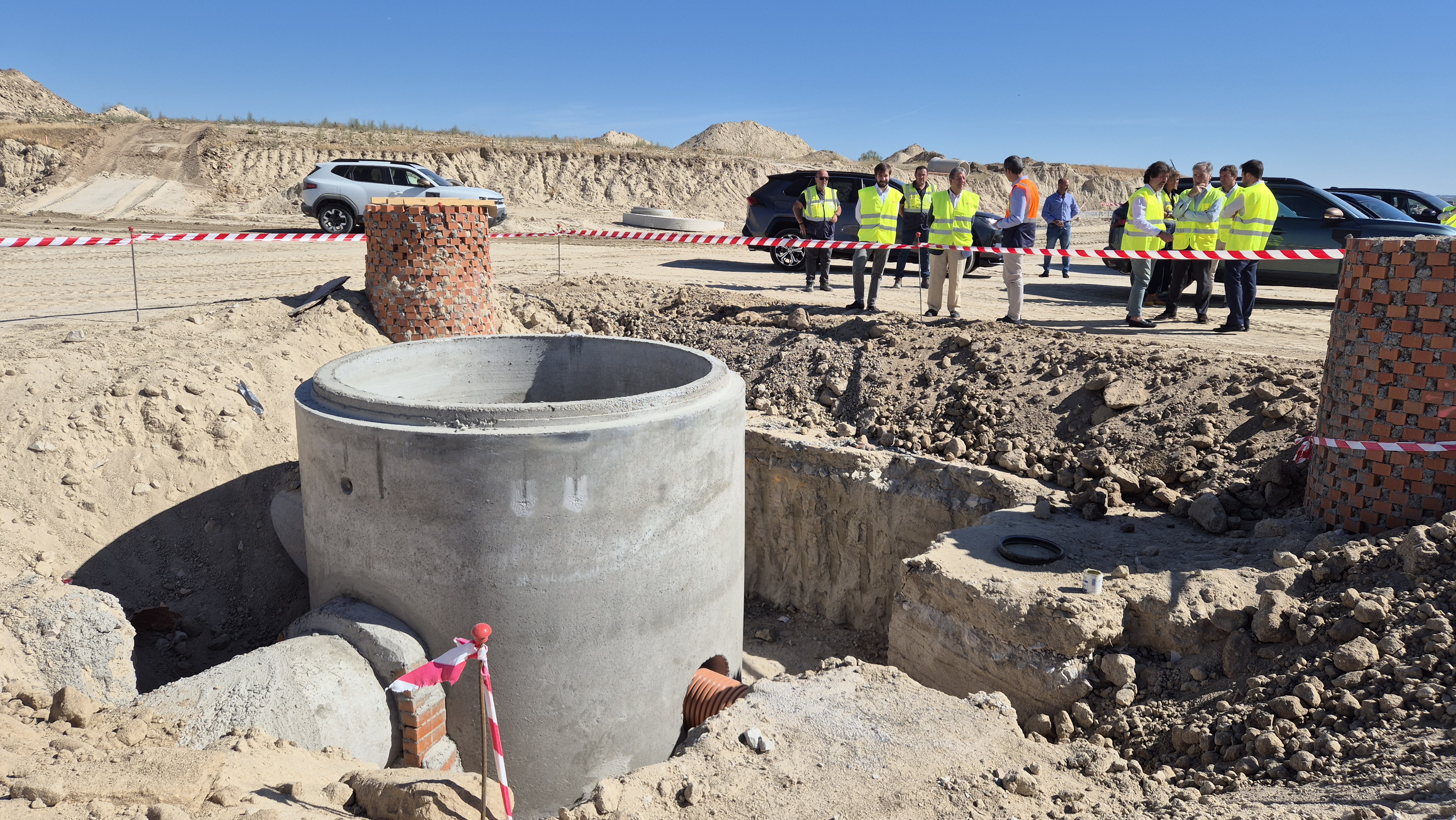 El alcalde, el concejal de Urbanismo y los responsables de las obras durante la visita al sector 1.