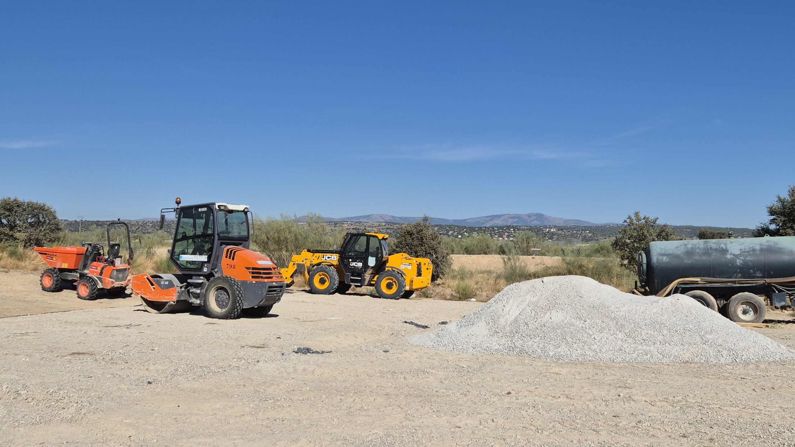 Maquinaria de obras en el sector 1.