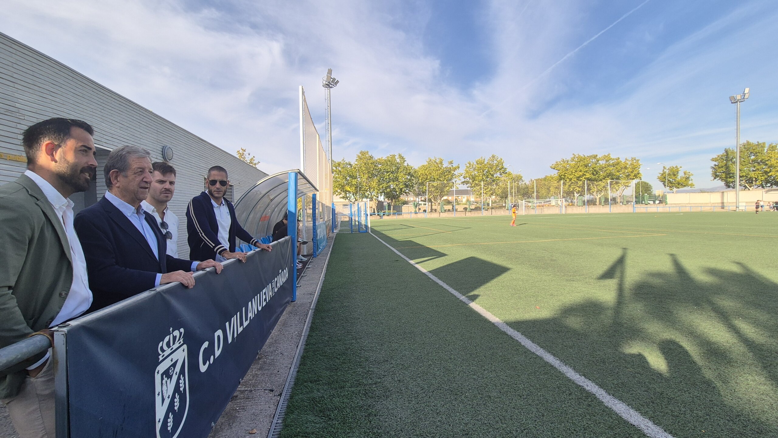 Autoridades locales, junto a responsables del C.D. La Cañada y Federación Madrileña de Fútbol