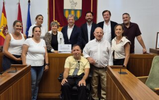 El alcalde, concejal de Festejos, representantes de las peñas las locales y de la asociación STOP-FA Ataxia de Friedreich en España.