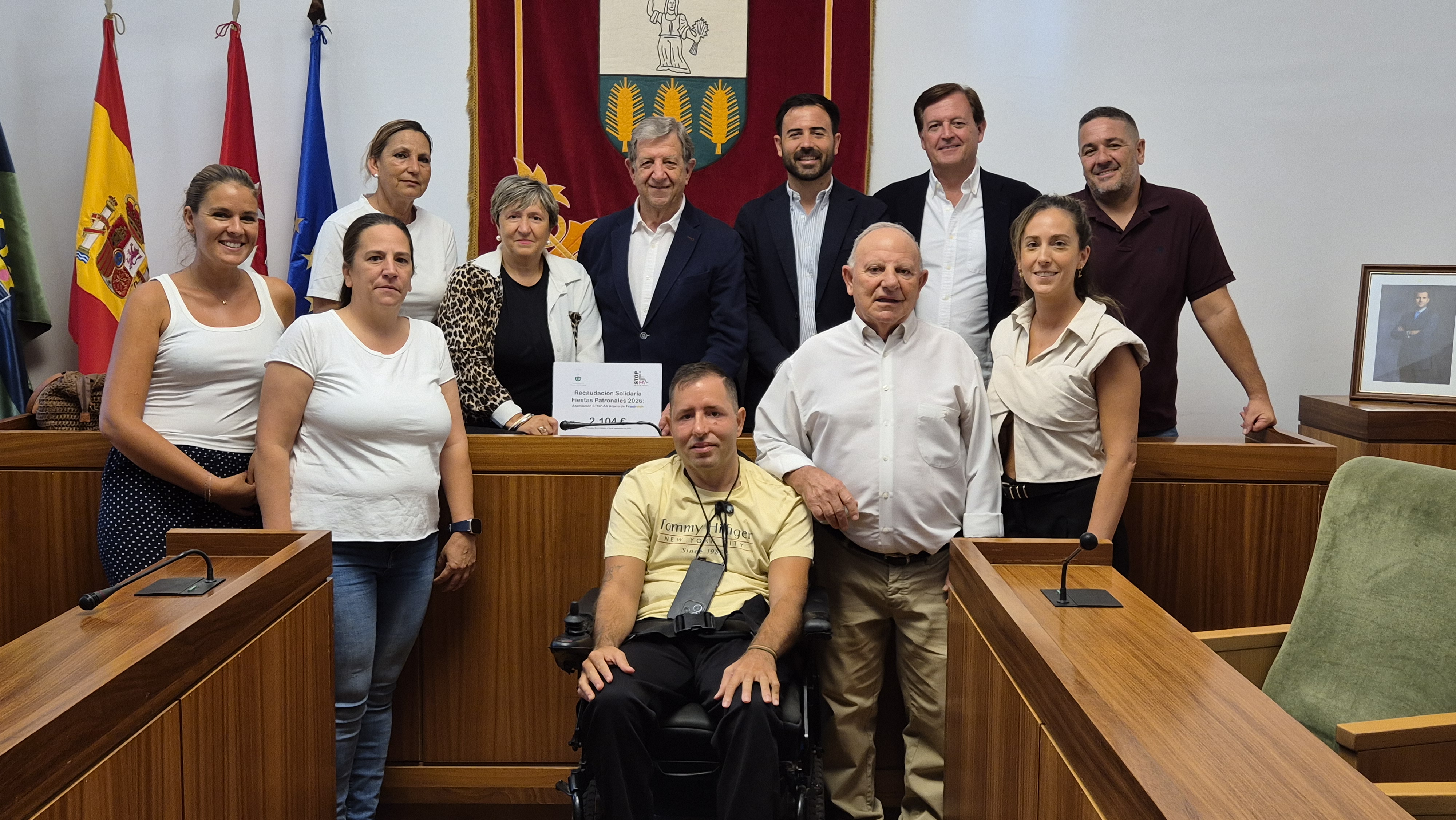 El alcalde, concejal de Festejos, representantes de las peñas las locales y de la asociación STOP-FA Ataxia de Friedreich en España.