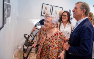 El alcalde junto a una de las protagonistas de la exposición visitando la muestra.