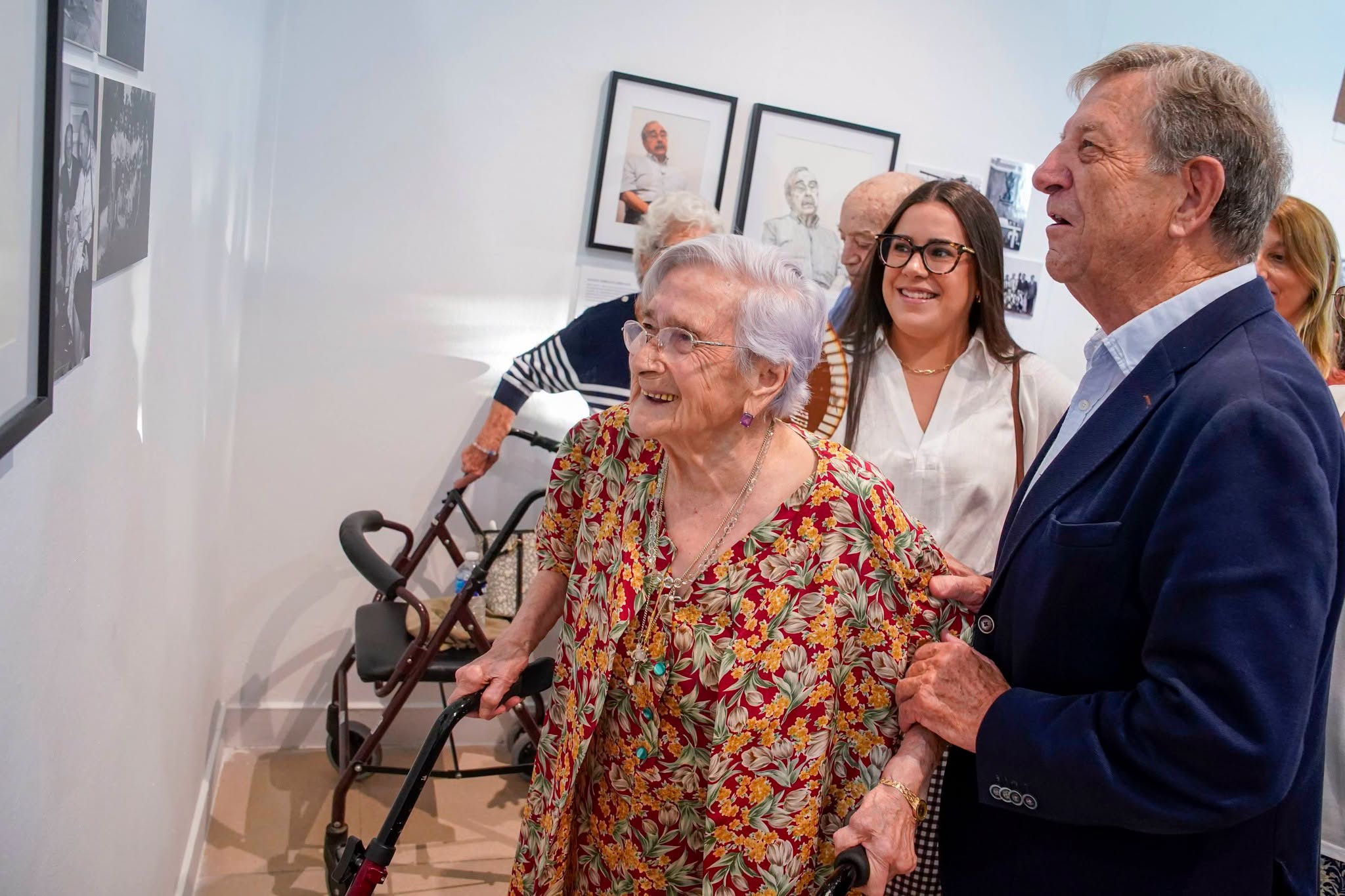 El alcalde junto a una de las protagonistas de la exposición visitando la muestra.