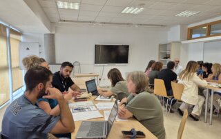 Participantes del Comité de Prevención del Suicidio y Promoción de la Salud Mental sentados en mesas de trabajo