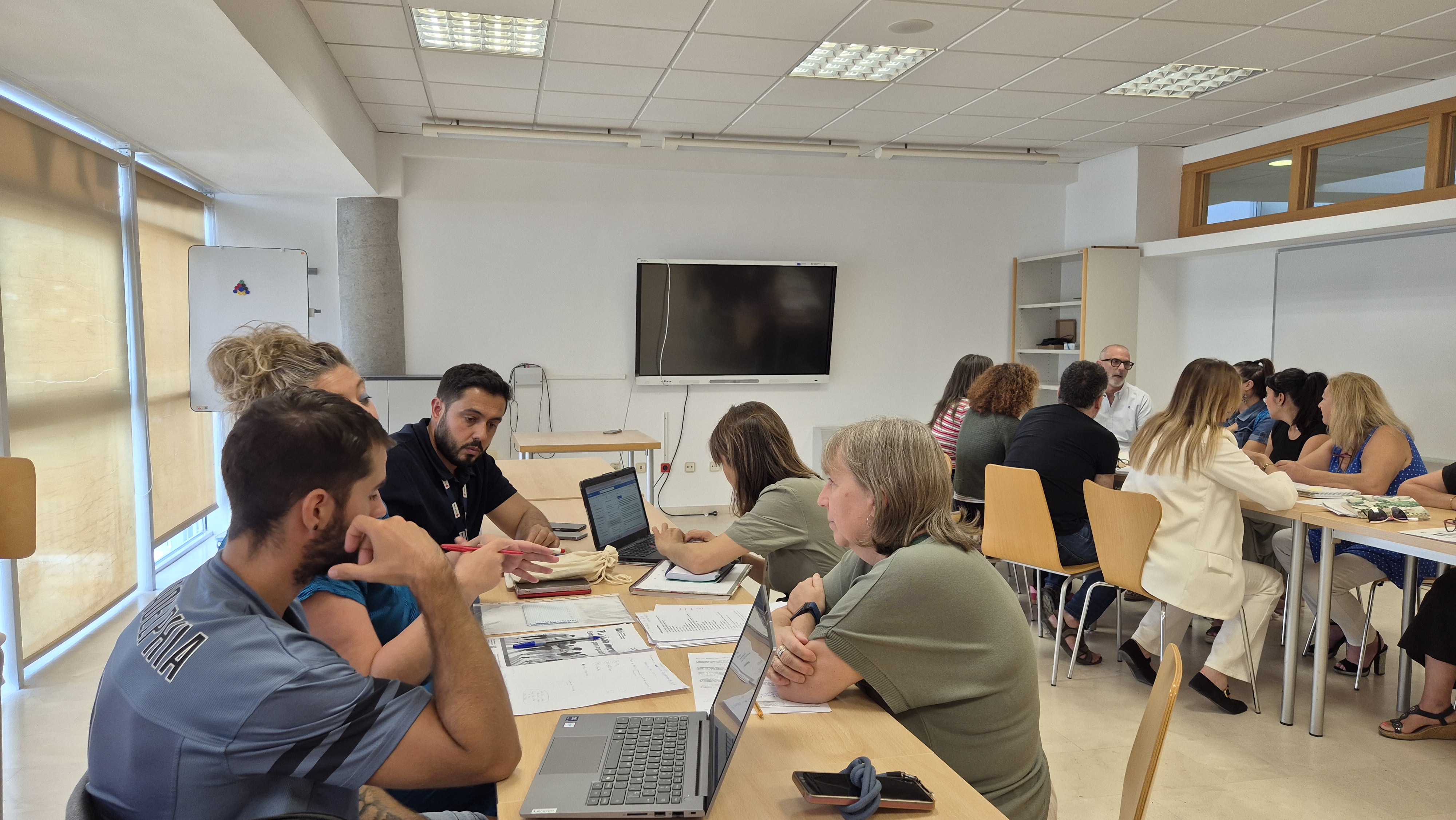 Participantes del Comité de Prevención del Suicidio y Promoción de la Salud Mental sentados en mesas de trabajo