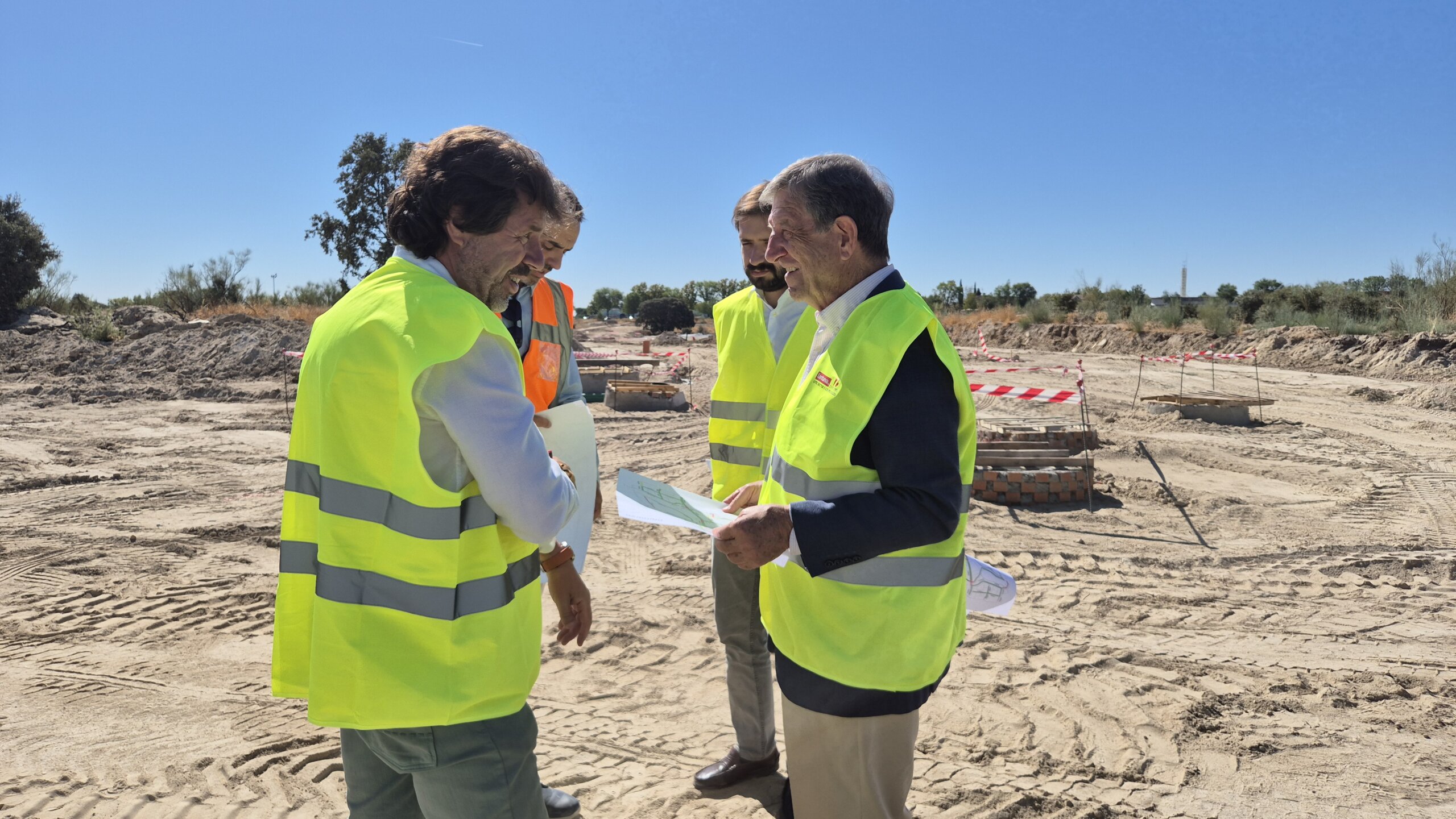 El alcalde y el concejal de Urbanismo, Obras y Urbanizaciones, junto a responsables de las obras del Sector 1.