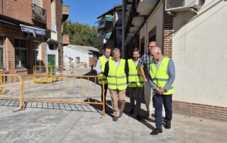 El alcalde, concejales de la Corporación Municipal y personal técnico en la visita a las obras de la calle Peligros.
