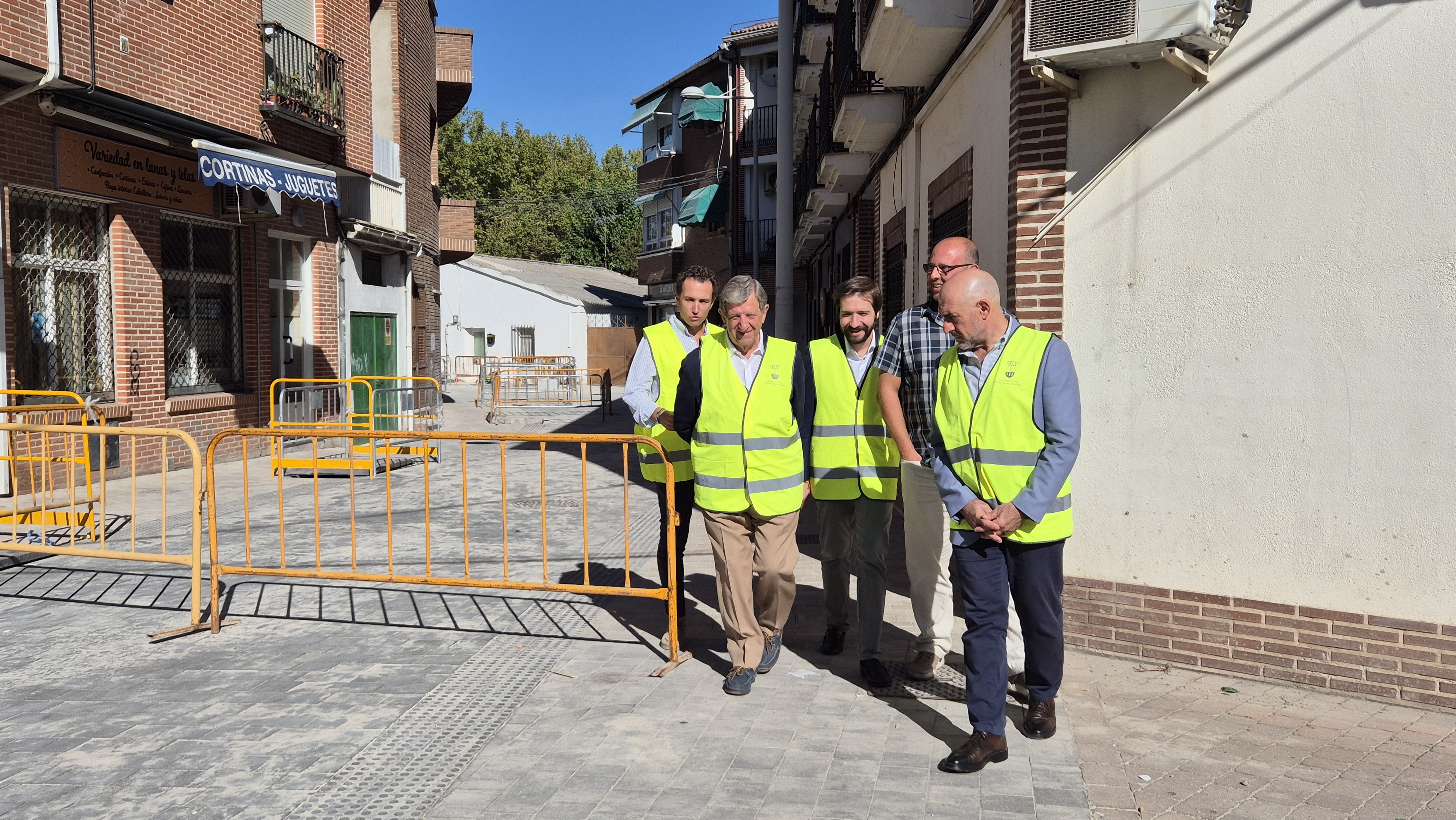 El alcalde, concejales de la Corporación Municipal y personal técnico en la visita a las obras de la calle Peligros.