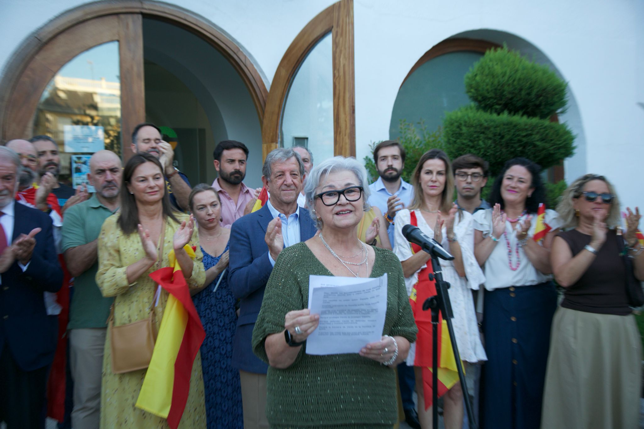 Begoña Azcoitia leyendo el manifiesto de apoyo a Ceuta.