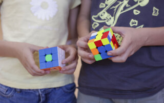Dos personas juegan con el Cubo de Rubik.