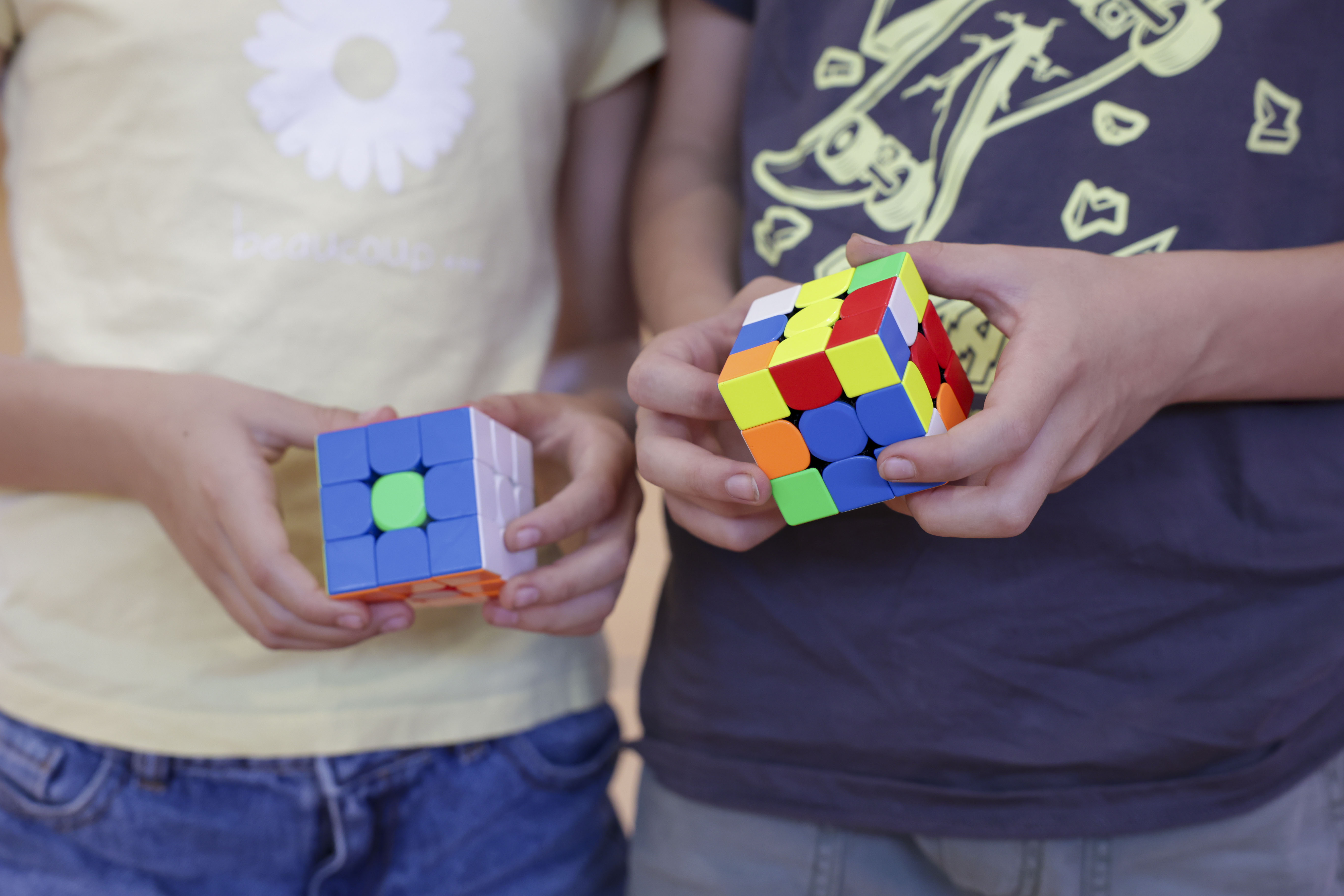 Dos personas juegan con el Cubo de Rubik.
