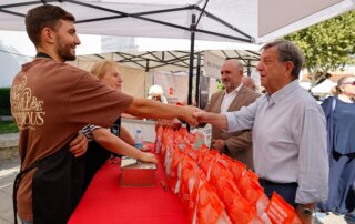 El alcalde, Luis Partida, en la visita al mercado de La Despensa de Madrid.