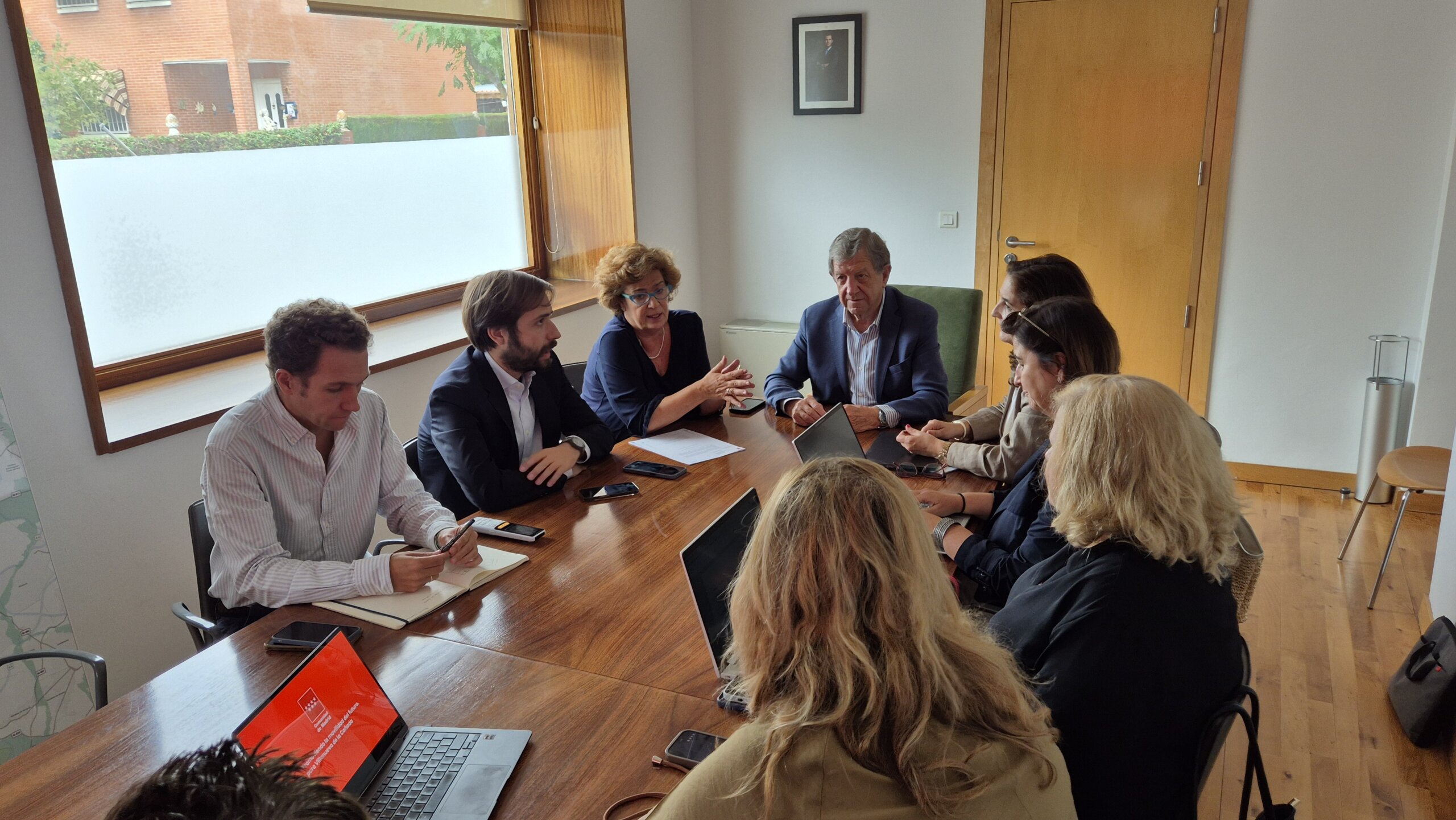 El alcalde, el concejal de Obras y técnicos municipales junto a representantes de la Dirección General de Carreteras de la Comunidad de Madrid.