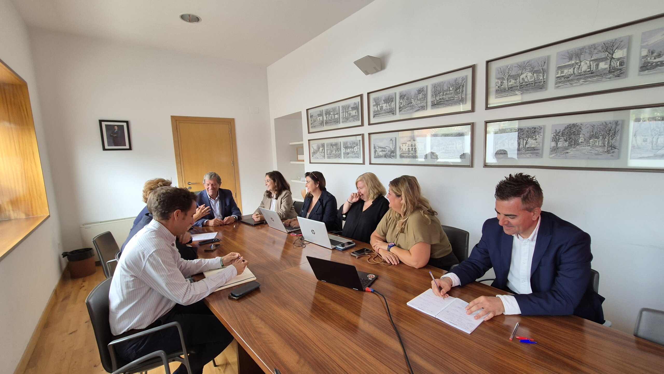 El alcalde, el concejal de Obras y técnicos municipales junto a representantes de la Dirección General de Carreteras de la Comunidad de Madrid.