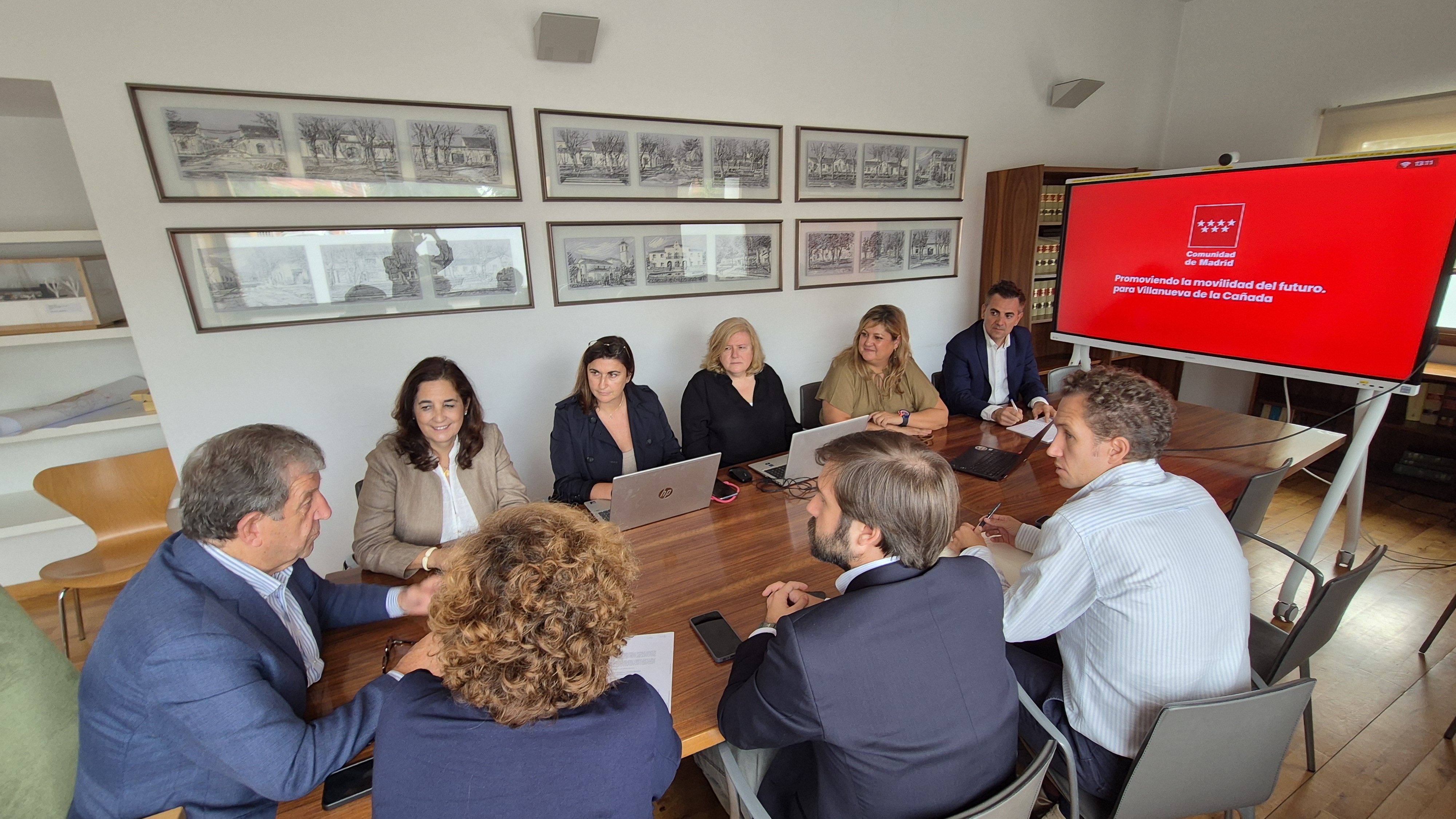 El alcalde, el concejal de Obras y técnicos municipales junto a representantes de la Dirección General de Carreteras de la Comunidad de Madrid.