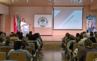Presentación de la Jornada de Prevención en Salud Mental a cargo de la concejala de Servicios Sociales de Villanueva de la Cañada y presidenta de la Mancomunidad de Servicios Sociales La Encina, Belén Garrido.