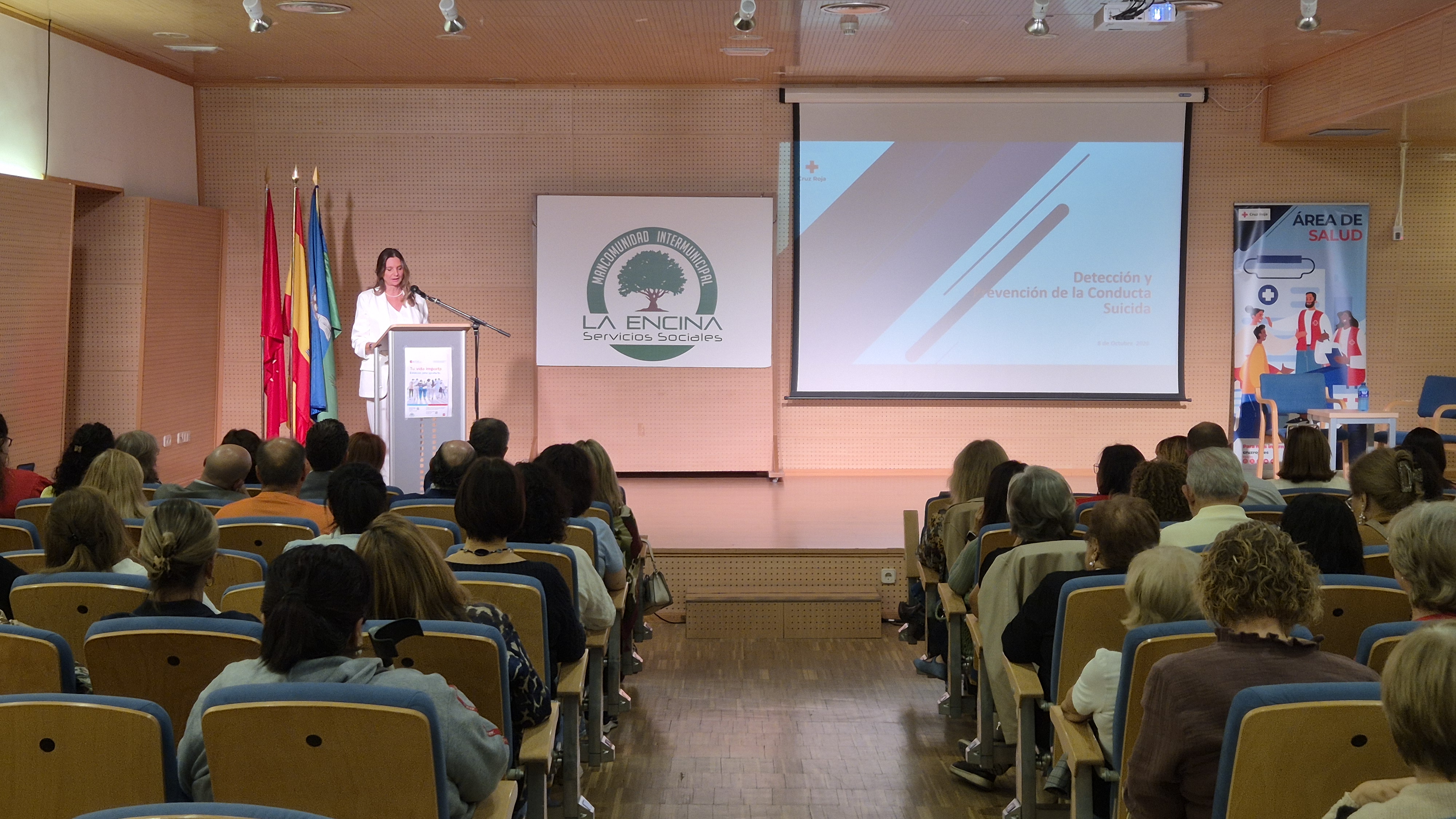 Presentación de la Jornada de Prevención en Salud Mental a cargo de la concejala de Servicios Sociales de Villanueva de la Cañada y presidenta de la Mancomunidad de Servicios Sociales La Encina, Belén Garrido.