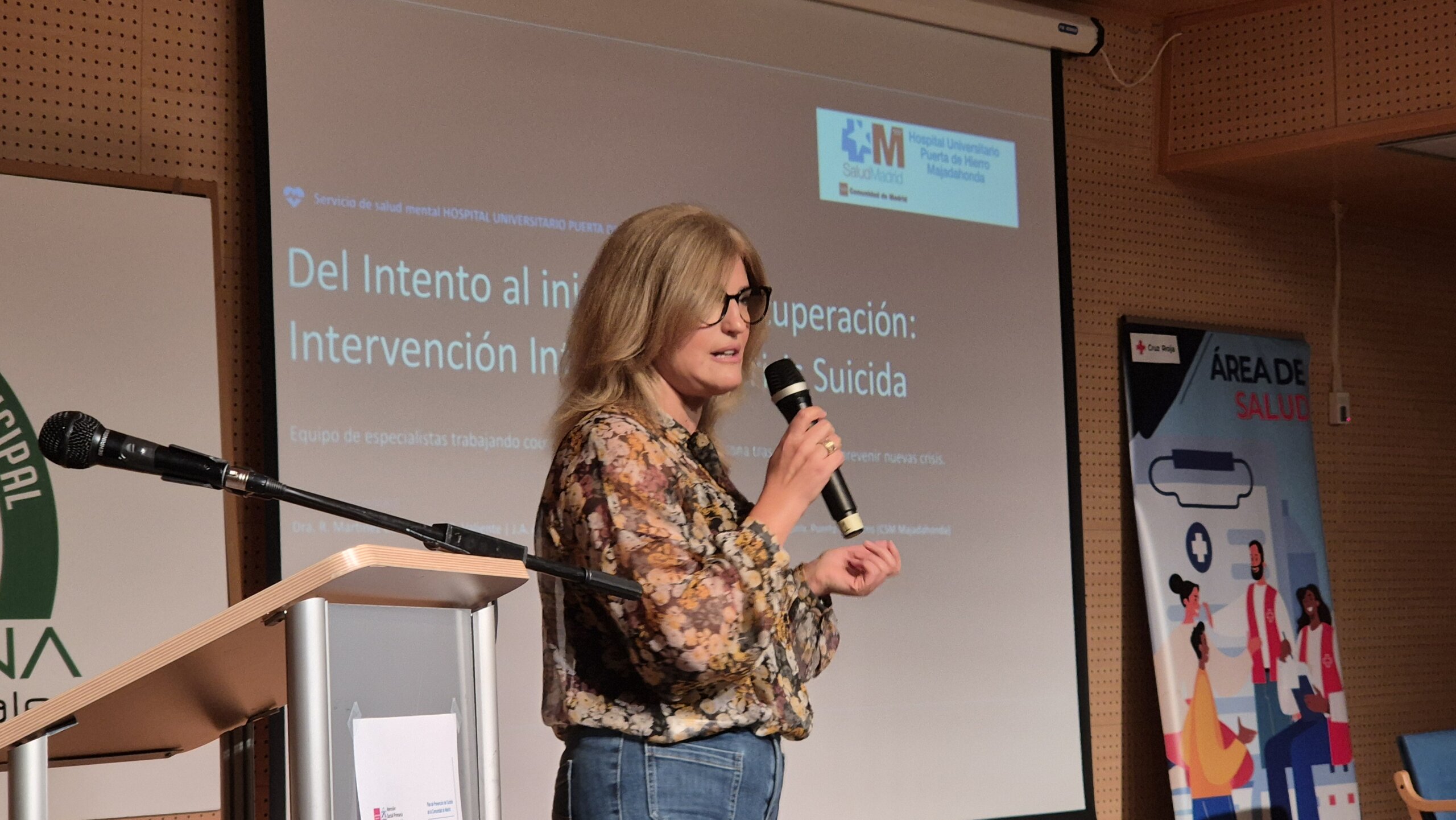 Raquel Martínez de Velasco, psiquiatra en el Hospital Universitario Puerta de Hierro, durante su intervención en la jornada.