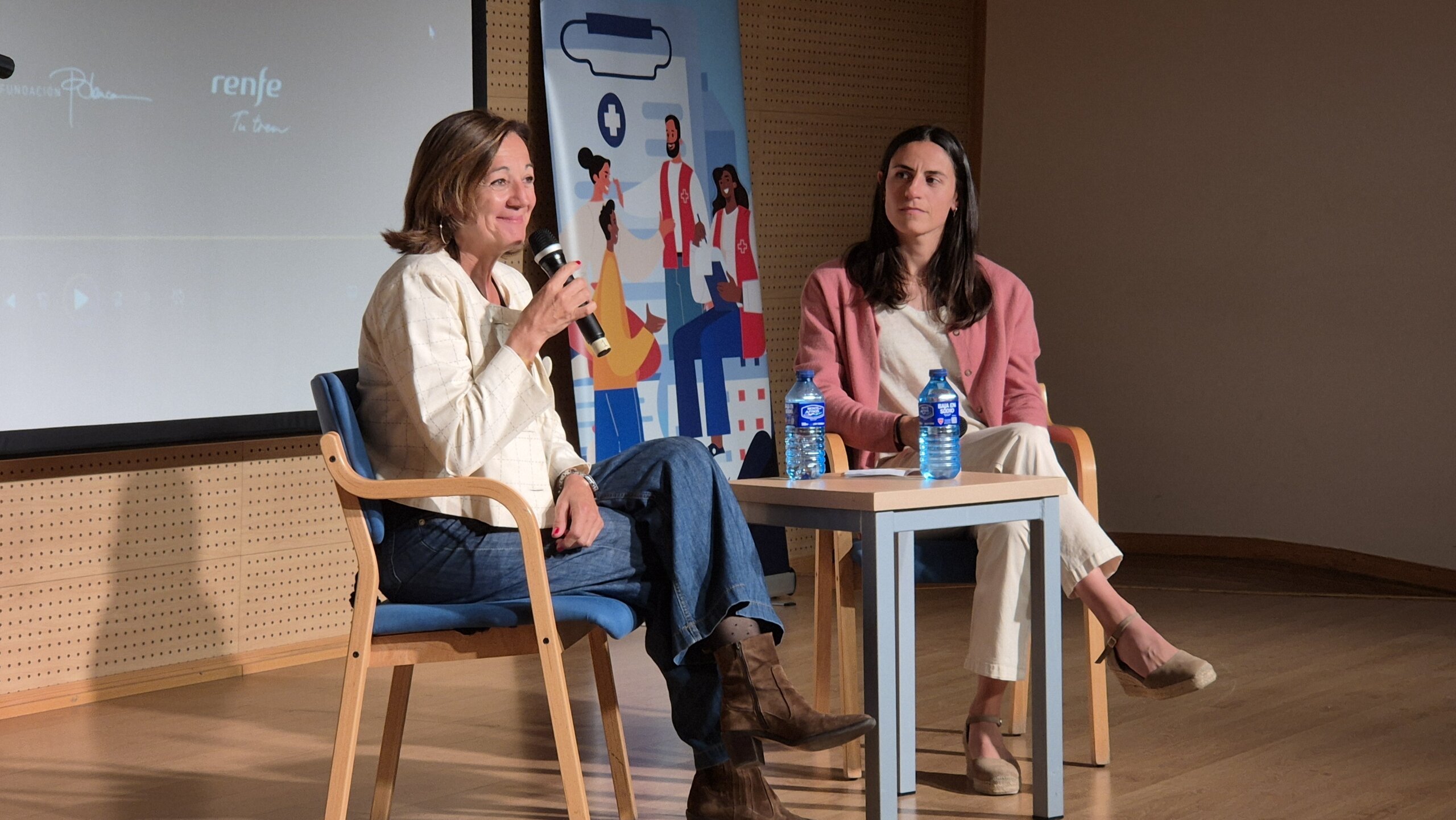 Blanca Fernández Ochoa y Beatriz Pérez Lagunas, presidenta y psicóloga de la Fundación Blanca, durante la jornada.