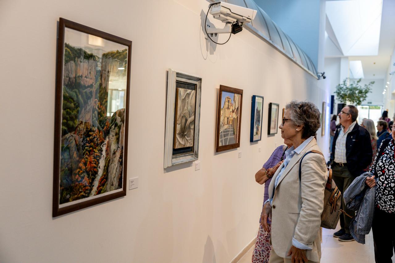 Público observando la muestra de la Escuela de Pintura de Mayores.